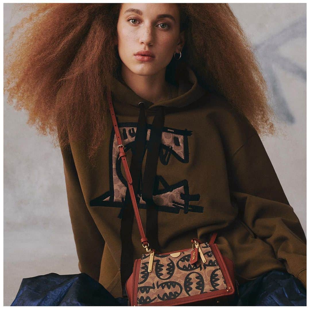 のインスタグラム：「Graphic. Unexpected. Of-the-moment. In collaboration with four China-based artists, we're reimagining our favorite mascot. First up in our new capsule collection: Guang Yu's playful bite. #CoachShanghai #RexyTheCoachDino #CoachNY」