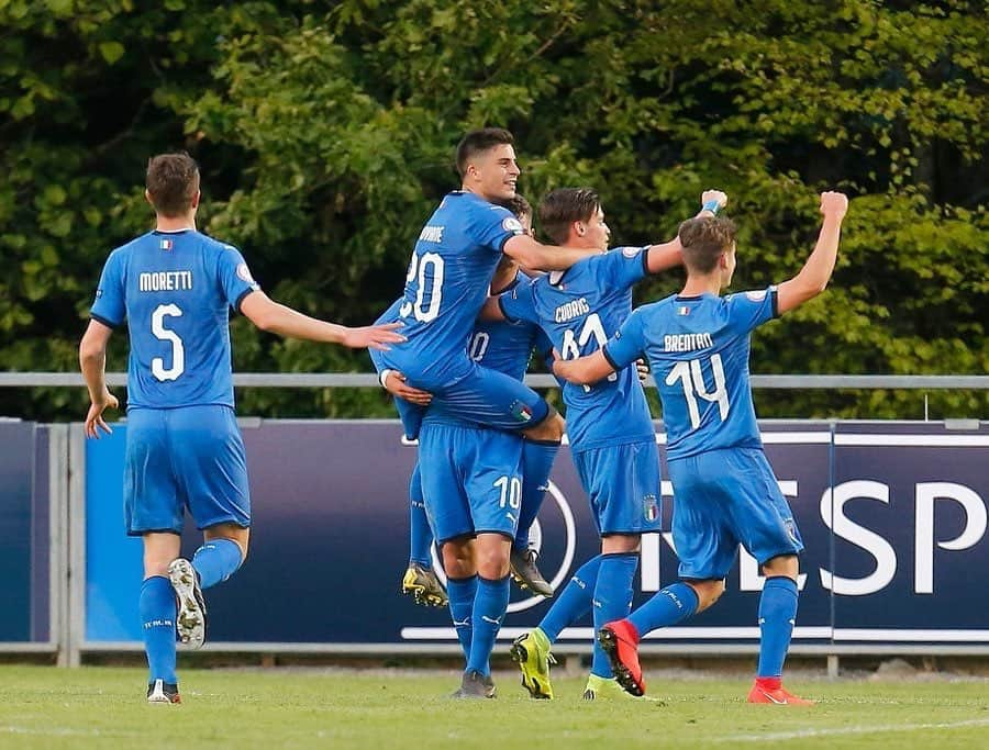 サッカーイタリア代表さんのインスタグラム写真 - (サッカーイタリア代表Instagram)「‪#U17Euro 🇪🇺‬ ‪Gli #Azzurrini 🇮🇹 superano il #Portogallo 🇵🇹1-0 con #gol di #Tongya e guadagnano la #semifinale! 💪🏻👏🏻🙌🏻‬ ‪#Under17 #VivoAzzurro #ItaPor‬」5月14日 2時29分 - azzurri