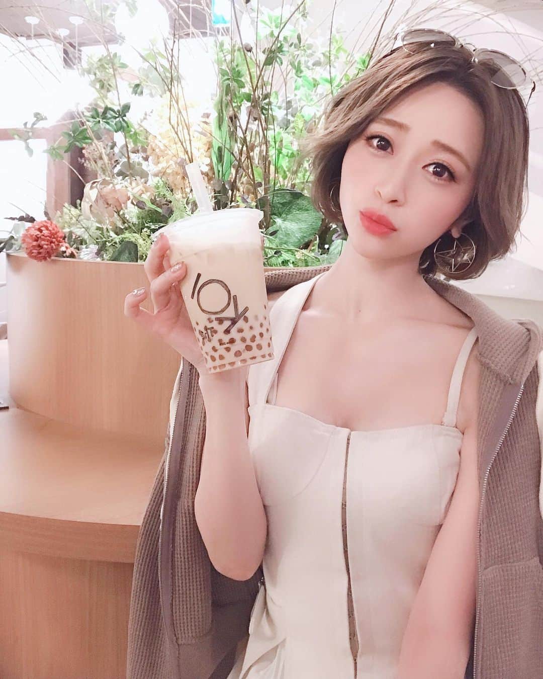 新部宏美さんのインスタグラム写真 - (新部宏美Instagram)「早く寝すぎて真夜中に目覚めてしまったので沖縄振り返り☺️ *  沖縄で大好きなタピオカ屋さん💛 #koithe * めずらしいゴールデンタピオカで粒の大きさも選べるしお茶も豊富😍今回は黒糖ミルクティーラテにしたよ❣️ 甘さも調節できるから微糖にしちゃったんだけど、もっと黒糖を感じられた方が美味しかったかなあ💭💭リベンジしなきゃっ🥰 * タピオカ屋さんにドットの服で来ちゃうと大変なことになりまーす🐣笑 * * * #okinawa#国際通り#沖縄カフェ#沖縄#タピオカ#タピオカ巡り#黒糖タピオカラテ#黒糖#ゴールデンタピオカ#タピる#タピろ#女子旅」5月14日 2時21分 - piromin_1202