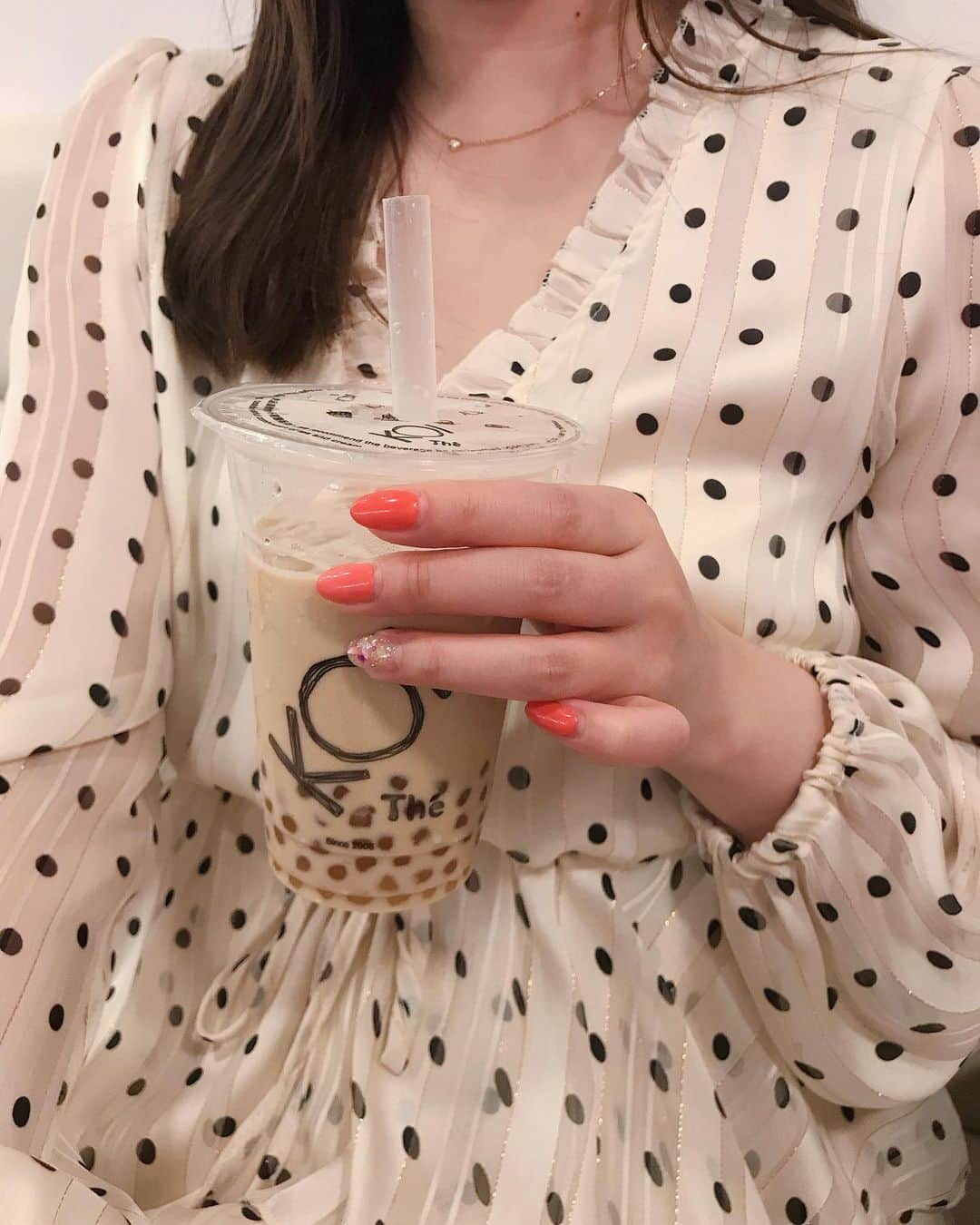 新部宏美さんのインスタグラム写真 - (新部宏美Instagram)「早く寝すぎて真夜中に目覚めてしまったので沖縄振り返り☺️ *  沖縄で大好きなタピオカ屋さん💛 #koithe * めずらしいゴールデンタピオカで粒の大きさも選べるしお茶も豊富😍今回は黒糖ミルクティーラテにしたよ❣️ 甘さも調節できるから微糖にしちゃったんだけど、もっと黒糖を感じられた方が美味しかったかなあ💭💭リベンジしなきゃっ🥰 * タピオカ屋さんにドットの服で来ちゃうと大変なことになりまーす🐣笑 * * * #okinawa#国際通り#沖縄カフェ#沖縄#タピオカ#タピオカ巡り#黒糖タピオカラテ#黒糖#ゴールデンタピオカ#タピる#タピろ#女子旅」5月14日 2時21分 - piromin_1202