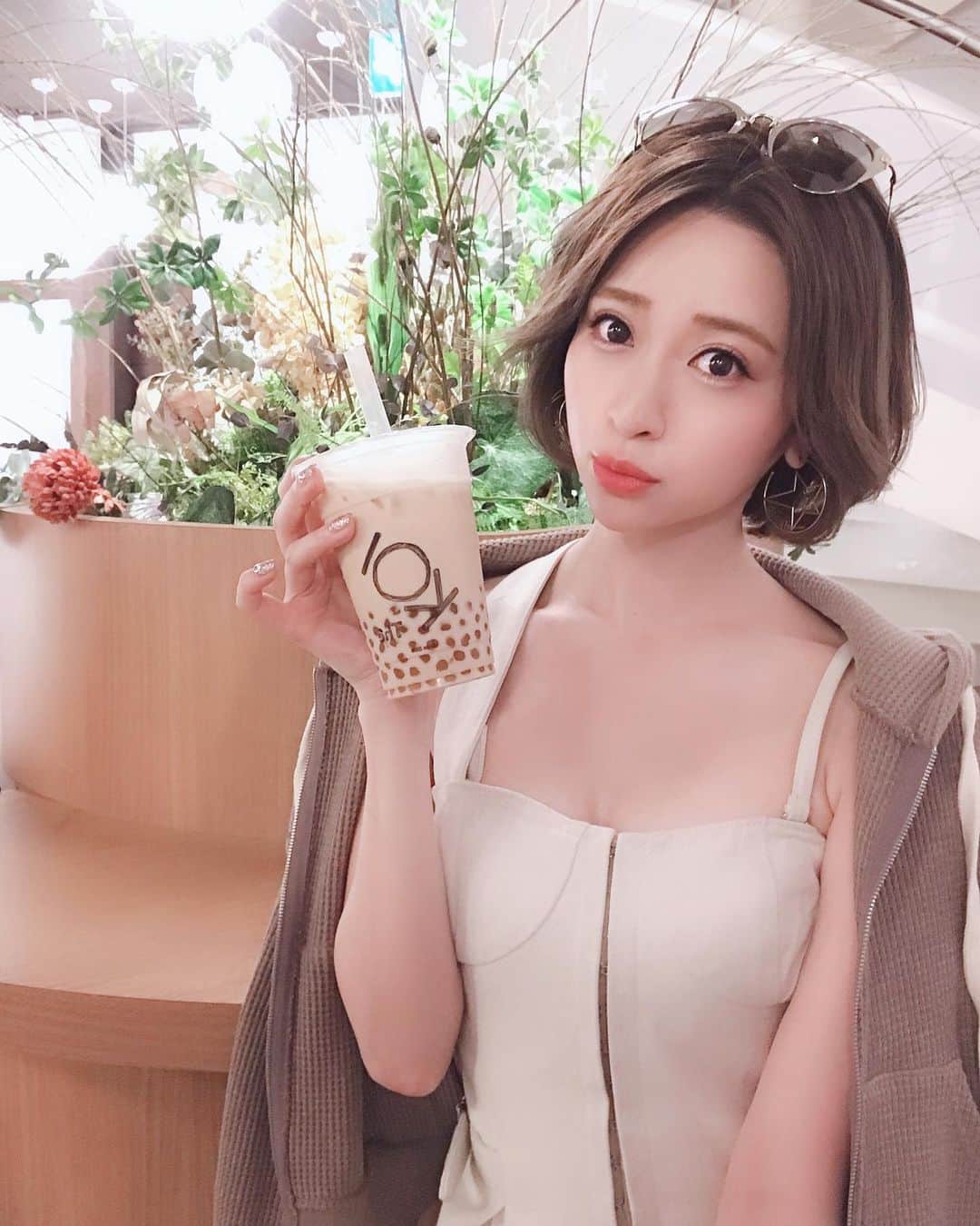 新部宏美さんのインスタグラム写真 - (新部宏美Instagram)「早く寝すぎて真夜中に目覚めてしまったので沖縄振り返り☺️ *  沖縄で大好きなタピオカ屋さん💛 #koithe * めずらしいゴールデンタピオカで粒の大きさも選べるしお茶も豊富😍今回は黒糖ミルクティーラテにしたよ❣️ 甘さも調節できるから微糖にしちゃったんだけど、もっと黒糖を感じられた方が美味しかったかなあ💭💭リベンジしなきゃっ🥰 * タピオカ屋さんにドットの服で来ちゃうと大変なことになりまーす🐣笑 * * * #okinawa#国際通り#沖縄カフェ#沖縄#タピオカ#タピオカ巡り#黒糖タピオカラテ#黒糖#ゴールデンタピオカ#タピる#タピろ#女子旅」5月14日 2時21分 - piromin_1202