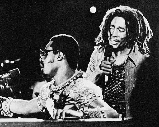 ボブ・マーリーさんのインスタグラム写真 - (ボブ・マーリーInstagram)「Wishing a Blessed EarthSTRONG to brother Stevie Wonder today! . . . #DidYouKnow? Bob and Stevie were good friends who had a great respect for each other both on and off the stage. Stevie is also one of the only mainstream artists Bob ever performed live with (twice). And, in 1980, Stevie wrote a reggae song dedicated to his friend Bob called "Master Blaster", which spent seven weeks at the top of Billboard's R&B singles chart. When Bob was asked about the tune, he said, “I was surprised because Stevie didn’t tell me he was going to do it, but someone who was in the studio with him called me up and said, ‘You know what? Stevie record a reggae song and him wondering if ya like it and blah blah boom’, you know what I mean? So this person tells Stevie, ‘Yeah, Bob’s going to like it’ and then I hear it and it sound GOOD man. Yeah, Mast-ah Blass-tah. It’s nice, you know?” _____ 📷 by Kim Gottlieb-Walker from her book "Bob Marley and The Golden Age of Reggae"」5月14日 2時22分 - bobmarley