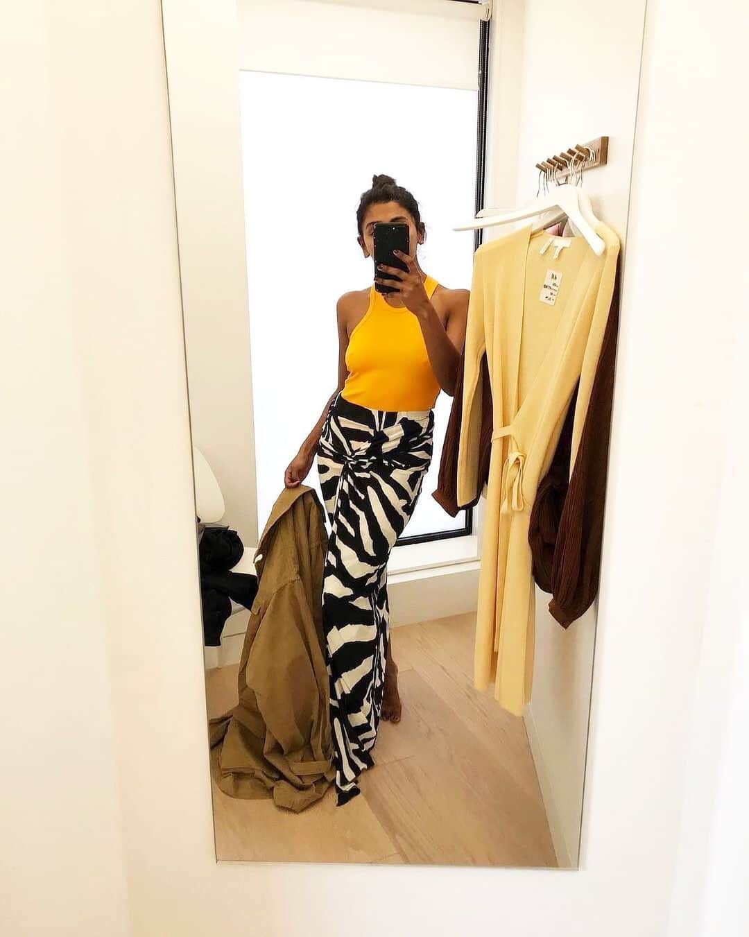 WHO WHAT WEARさんのインスタグラム写真 - (WHO WHAT WEARInstagram)「Maxi skirts are back, people. We're still all about a good midi moment, but longer skirts are on the up-and-up for summer. Tap our link to shop 16 we're obsessing over right now.  photo: @monikh」5月14日 2時22分 - whowhatwear