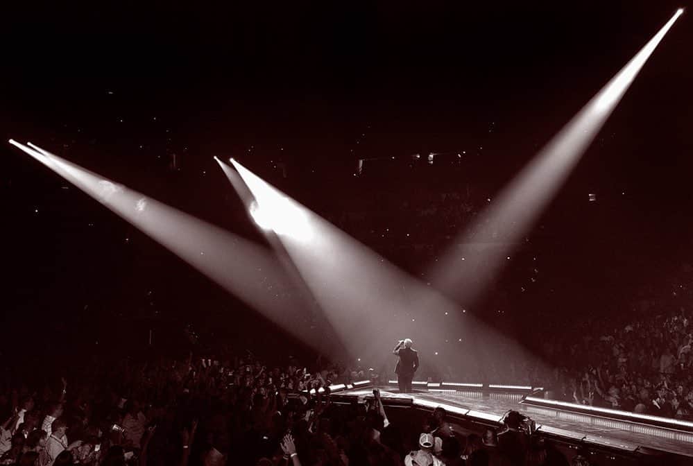 ピットブルのインスタグラム：「Stand in the light.」
