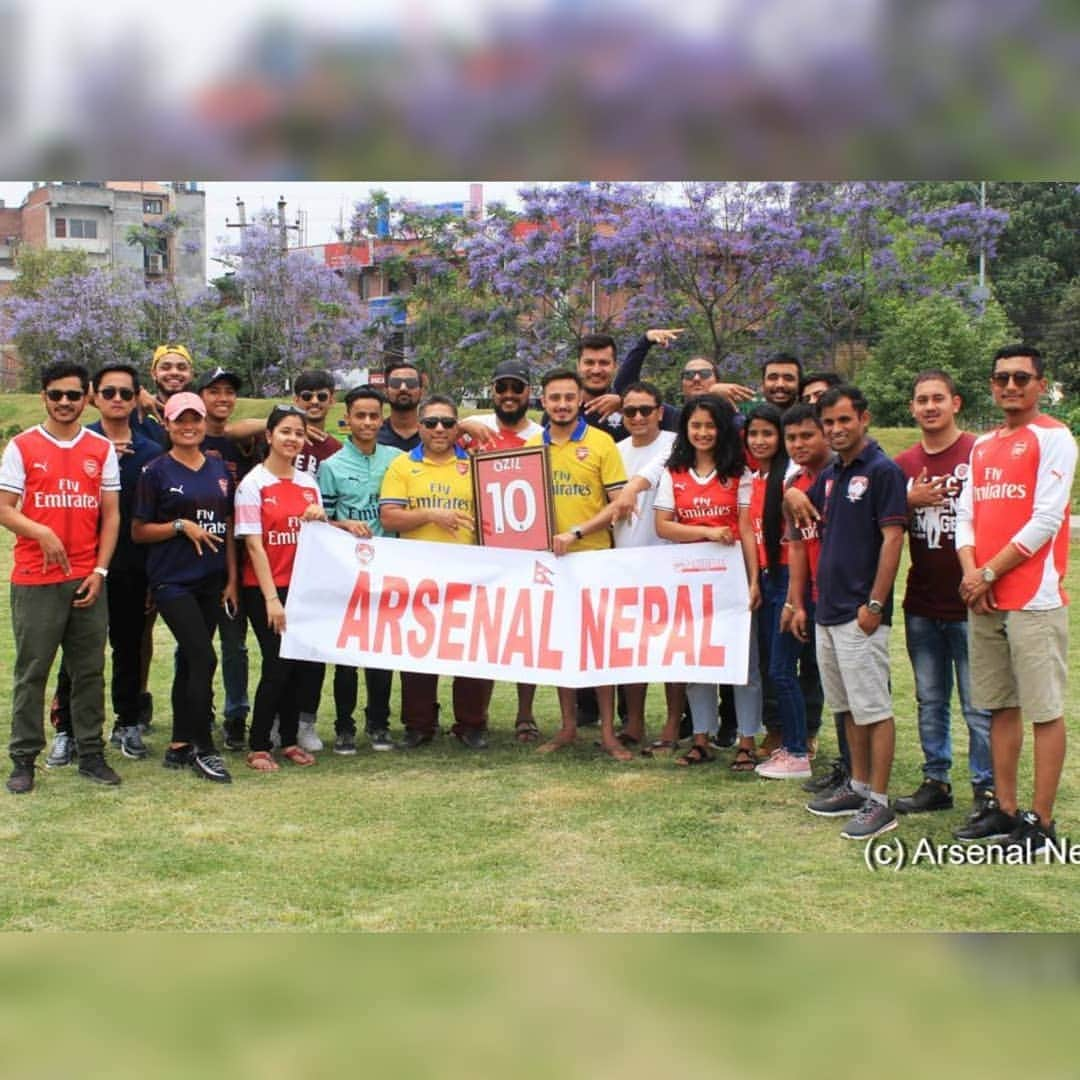 メスト・エジルさんのインスタグラム写真 - (メスト・エジルInstagram)「Look at what happened after I sent my signed jersey to the @Arsenal fanclub in #Nepal: One of theirs took it all the way up to the Mount Everest Base Camp at 5,364 metres 🥶🇳🇵❤👏🏼 #M1Ö #YaGunnersYa #GunnersWorldwide #WeAreTheArsenal #M10family」5月14日 2時33分 - m10_official