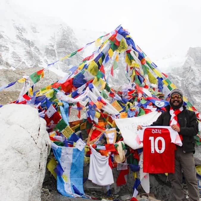 メスト・エジルさんのインスタグラム写真 - (メスト・エジルInstagram)「Look at what happened after I sent my signed jersey to the @Arsenal fanclub in #Nepal: One of theirs took it all the way up to the Mount Everest Base Camp at 5,364 metres 🥶🇳🇵❤👏🏼 #M1Ö #YaGunnersYa #GunnersWorldwide #WeAreTheArsenal #M10family」5月14日 2時33分 - m10_official