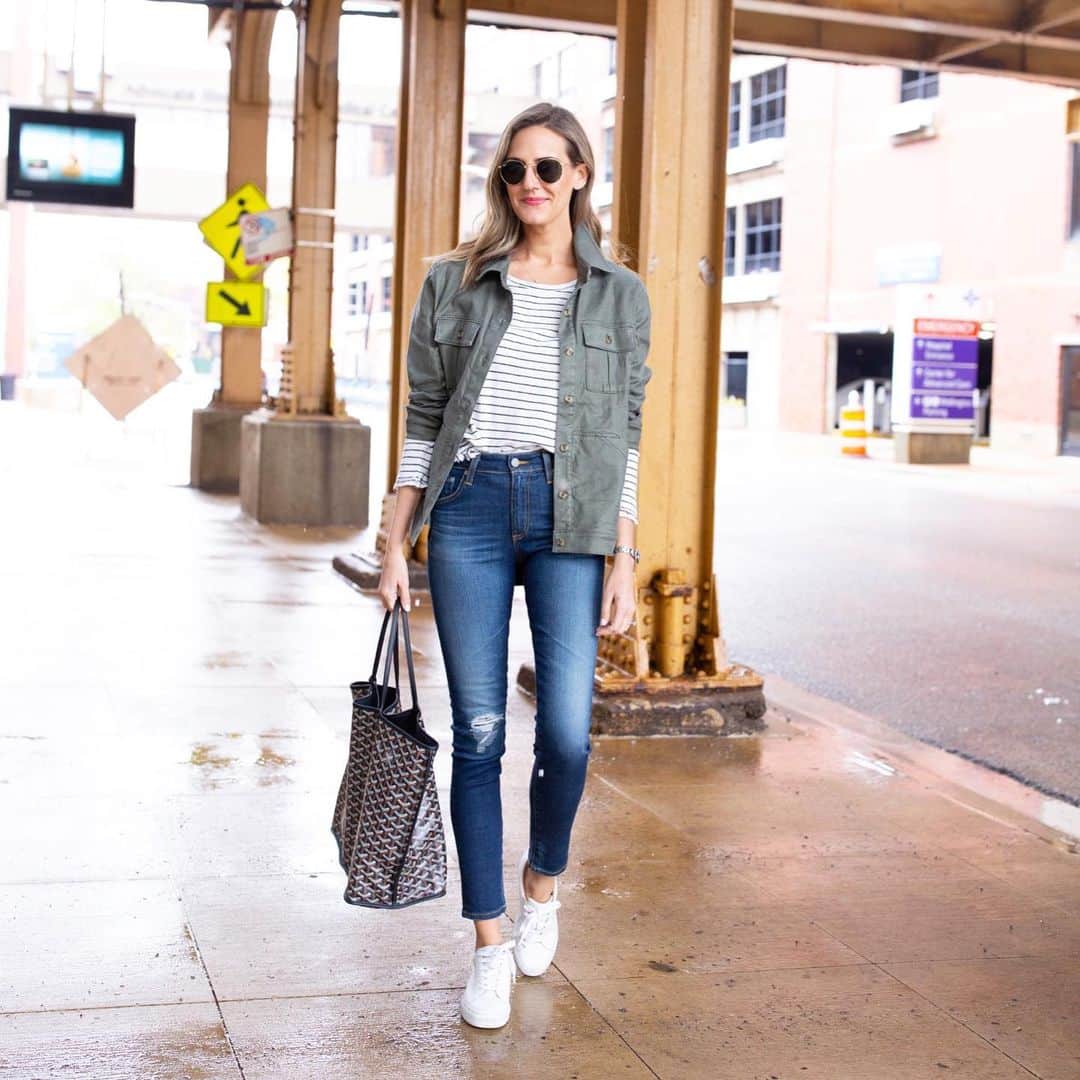 Anna Jane Wisniewskiのインスタグラム：「Enter: my mom uniform when I’m home with the kids two days a week. I’m all about layers, stripes, and high-waisted jeans. Have you heard of @evereveofficial ? They’re a female-founded online retailer with storefront locations all around the country. And guess what—everything on their site is on sale for today only! (Check out todays blog post for my picks) and shop this look here 👉🏻 http://liketk.it/2BMVV #liketkit @liketoknow.it  #LTKunder50 #momstyle #momuniform #sponsored #ootd #chicagoblogger」