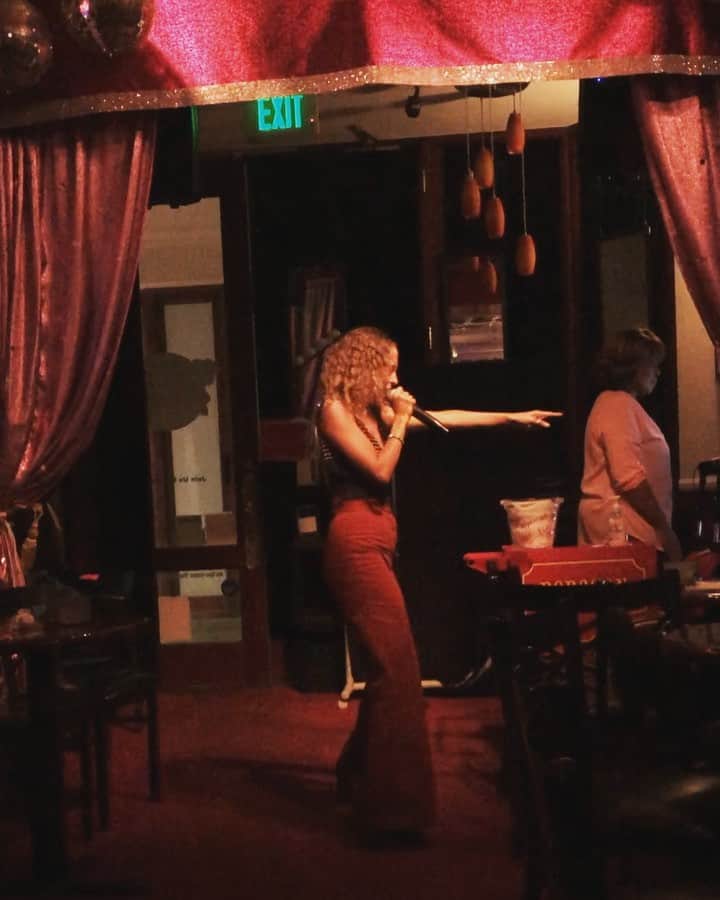ニコール・リッチーのインスタグラム：「I wanna dance with somebody... but nobody wants to dance with me 🤦🏽‍♀️#BrianHatesMe」