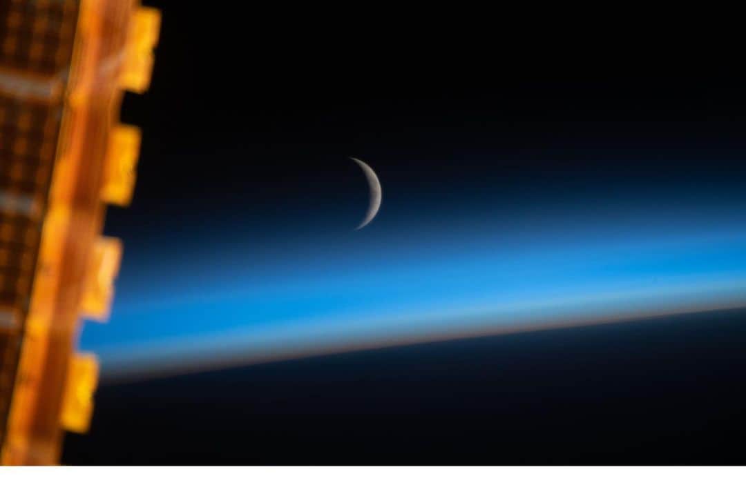 NASAさんのインスタグラム写真 - (NASAInstagram)「Our Moon, the only place beyond Earth that humans have ever set foot, cloaked in the calmness of space and captured by the crew aboard the International Space Station (@iss). ⁣💙 ⁣ On May 8, 2019, this waxing crescent moon was photographed just above Earth’s limb and the bluish hue of the atmosphere at the beginning of an orbital sunrise. You can see a portion of one of the International Space Station’s solar arrays in the left foreground of the image as the orbital lab flew 258 miles above the Sea of Japan. ⁣ ⁣ Image Credit: NASA⁣ ⁣ #NASA #Moon #Space #Earth #Beauty」5月14日 2時39分 - nasa