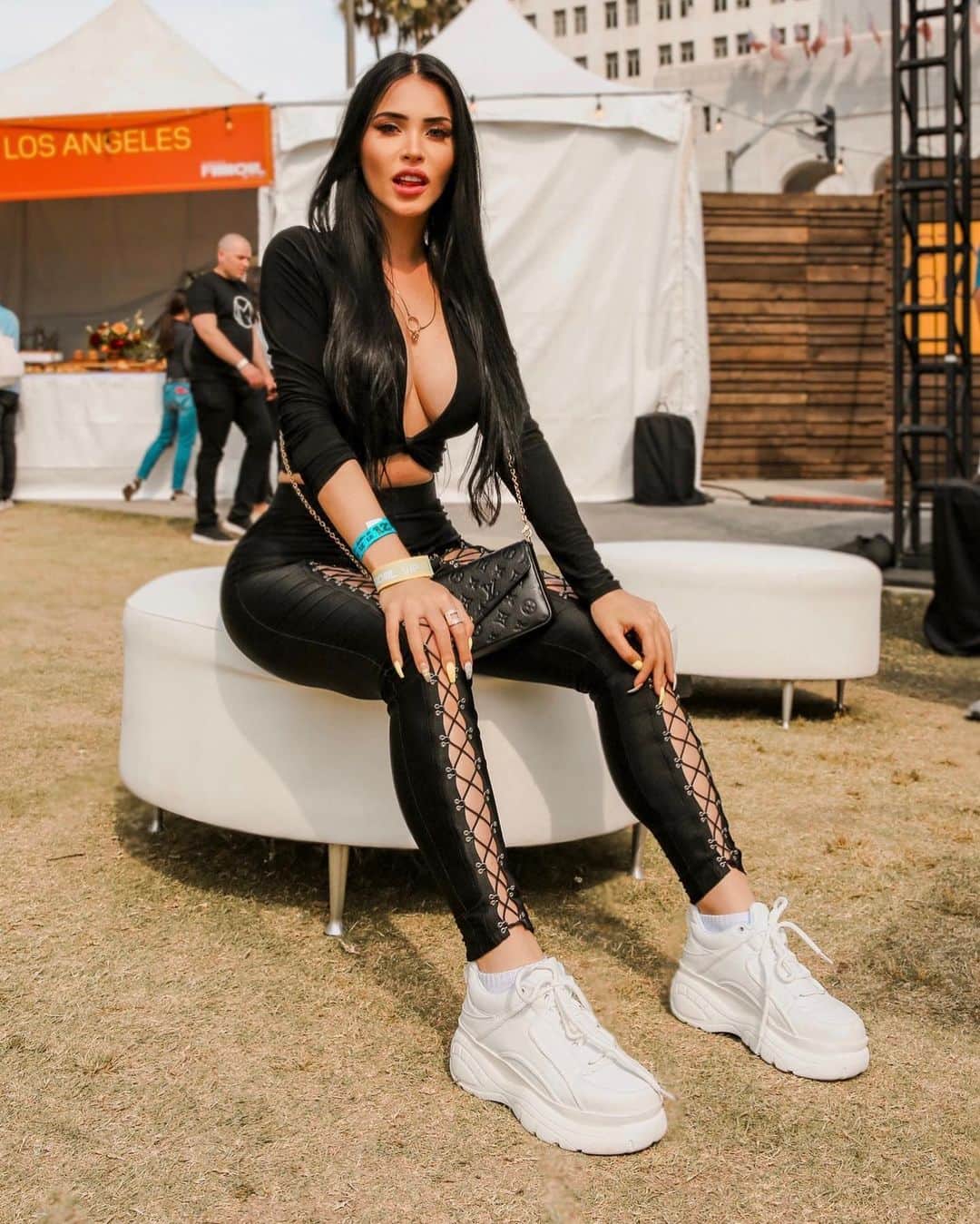 Claudia Alendeさんのインスタグラム写真 - (Claudia AlendeInstagram)「what a crazy weekend judging the best of the best burgers in LA! so much fun @eatburgerbabes thanks for having me @lafoodbowl @bigshot #lafoodbowl」5月14日 2時40分 - claudiaalende