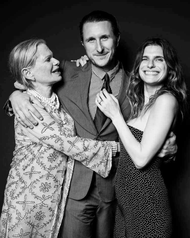 レイク・ベルのインスタグラム：「Happy Birthday my love @scottcampbell and Happy Mother’s Day to my beautiful mama @robinbelldesign ❤️❤️❤️」