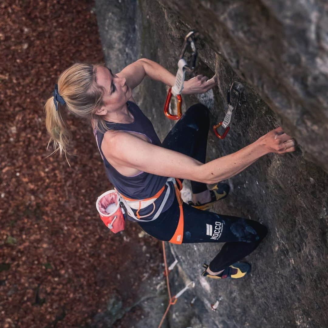 マチルダ・セーデルルンドさんのインスタグラム写真 - (マチルダ・セーデルルンドInstagram)「Mikrokosmos (8b) 🌍 I think it’s one of the coolest routes that I climbed in Frankenjura. It’s one of those climbs that feels super smooth if you really stand on your feet and have the right position on the wall and pretty terrible and frustrating otherwise 👌🏼🤣 (and speaking of terrible, I’m aware of the clipping position 🙈) @sammydahlman 📸」5月14日 2時54分 - matilda_soderlund