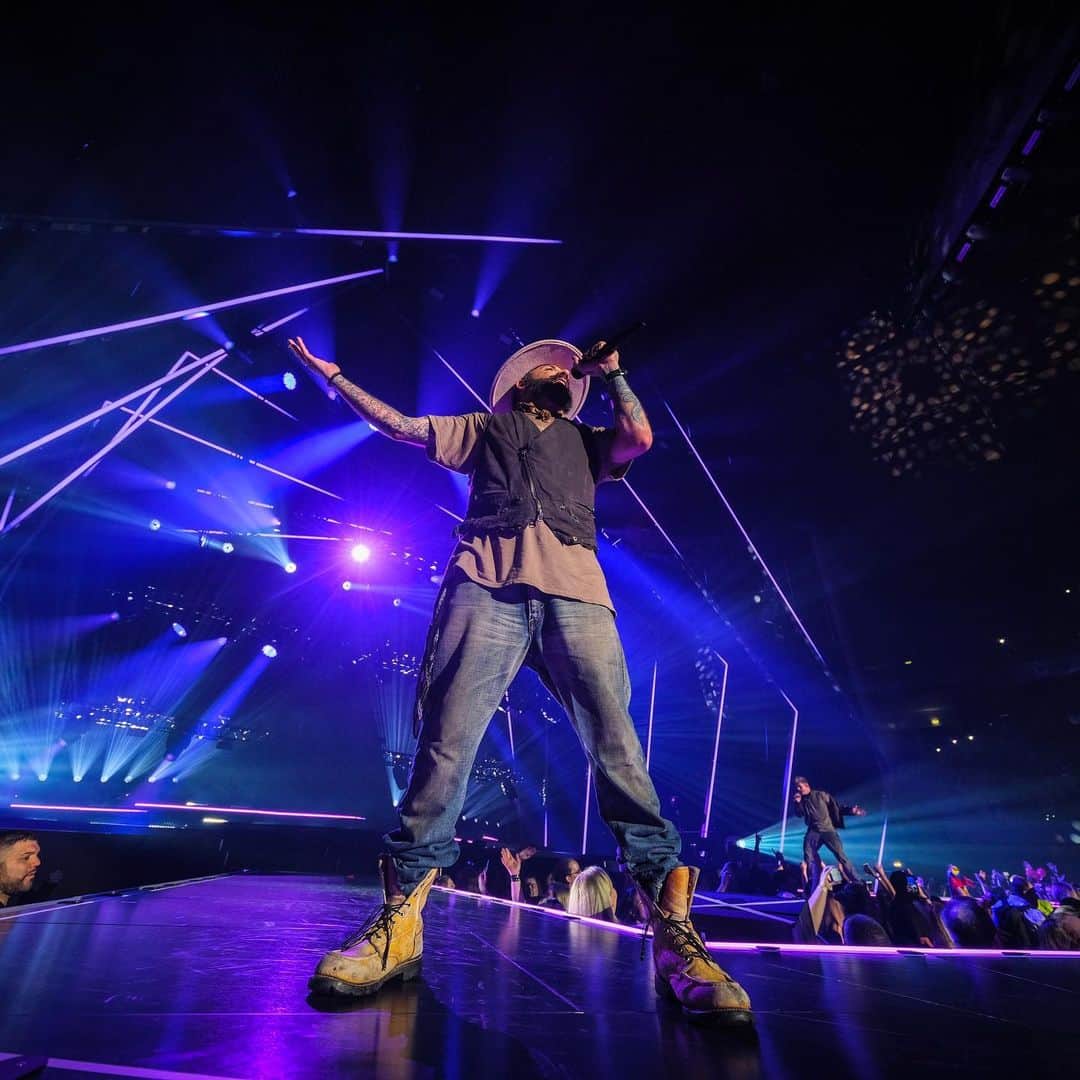 A.J.のインスタグラム：「Thanks Lisbon for an amazing opening night of the #DNAWorldTour. Madrid tonight. Let’s blow the roof off this piece! 📸: @shaggs」