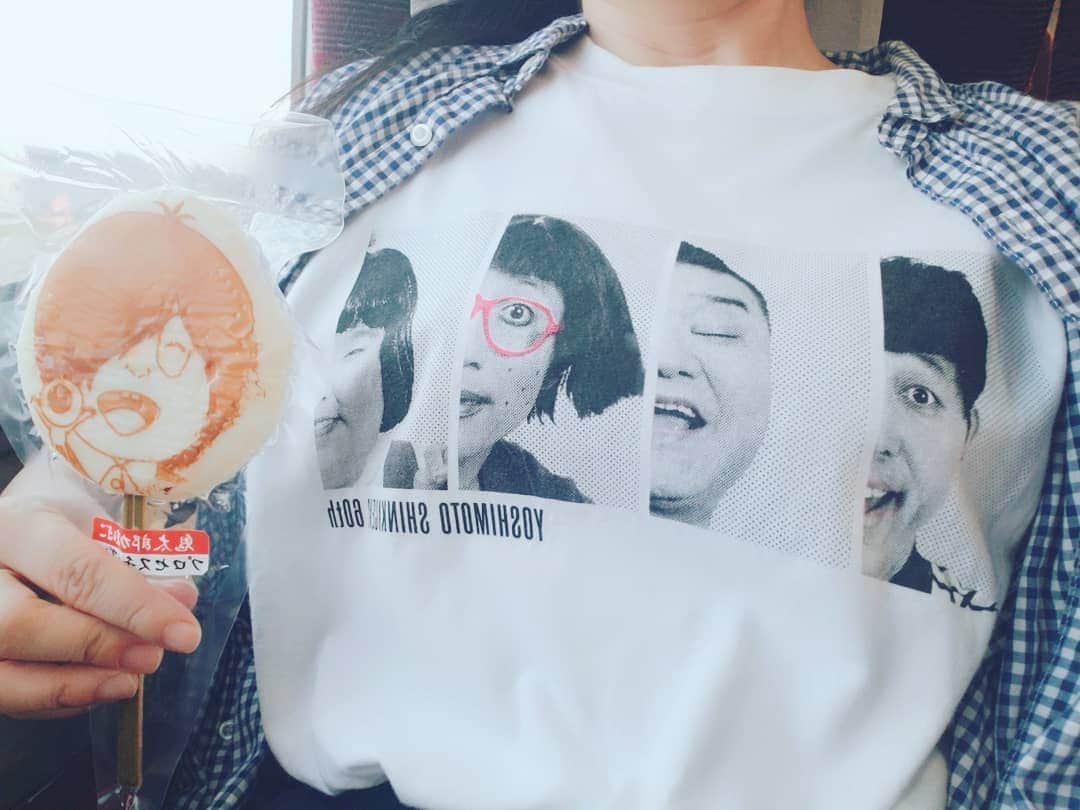 服部ひで子のインスタグラム：「#吉本新喜劇ワールドツアー  すっちー&酒井座長班。 5/12(日) 【鳥取】米子市公会堂  来てくださった皆様、ありがとうございました！  鬼太郎かまぼこ買って帰りました(^_^)v でも、食べるの躊躇するかわいさです。  さてさて、今週は  小籔&川畑座長班にて 5/17(金)【千葉】 5/19(日)【神奈川】にまいります～！ ツアー会場のみ限定販売の、60周年ツアーTシャツも可愛いですよ～♪ ４座長フォトTシャツ 2500円(M・Lサイズ)  是非、チェックしてみてください( v^-゜)♪！」