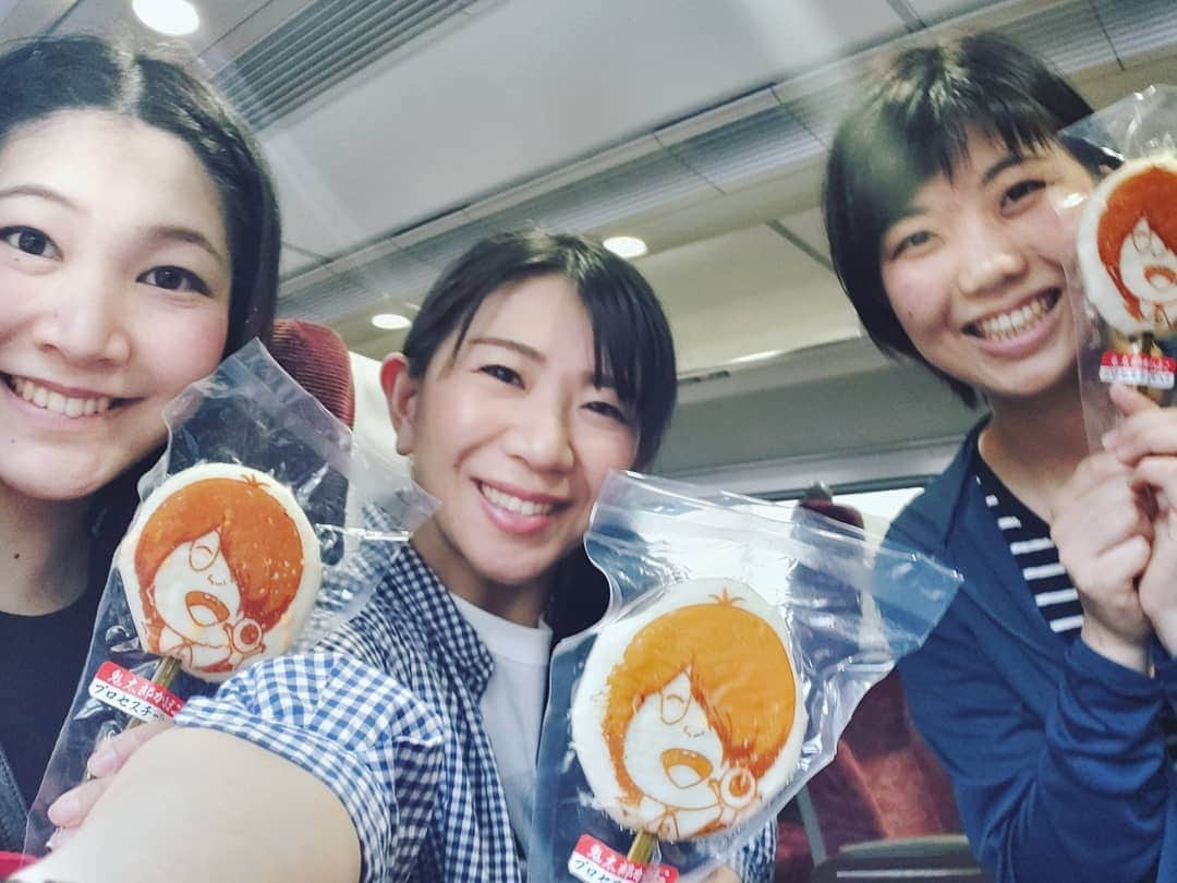 服部ひで子さんのインスタグラム写真 - (服部ひで子Instagram)「#吉本新喜劇ワールドツアー  すっちー&酒井座長班。 5/12(日) 【鳥取】米子市公会堂  来てくださった皆様、ありがとうございました！  鬼太郎かまぼこ買って帰りました(^_^)v でも、食べるの躊躇するかわいさです。  さてさて、今週は  小籔&川畑座長班にて 5/17(金)【千葉】 5/19(日)【神奈川】にまいります～！ ツアー会場のみ限定販売の、60周年ツアーTシャツも可愛いですよ～♪ ４座長フォトTシャツ 2500円(M・Lサイズ)  是非、チェックしてみてください( v^-゜)♪！」5月14日 3時03分 - hideko_hattori