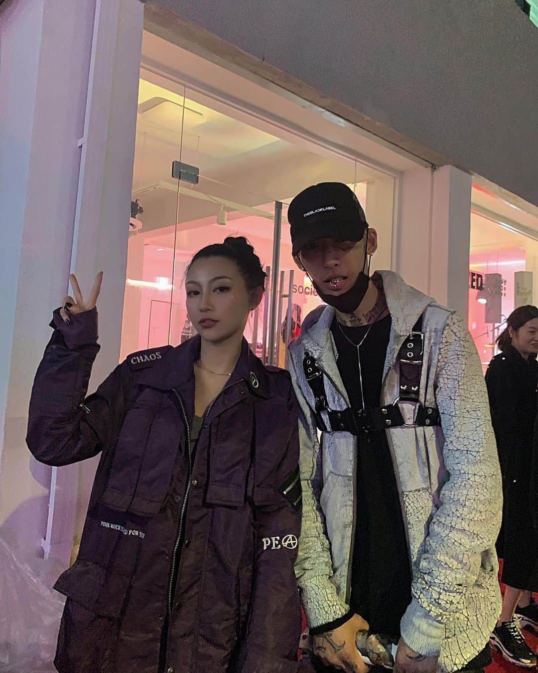 チン・インヒのインスタグラム：「🖤✨」