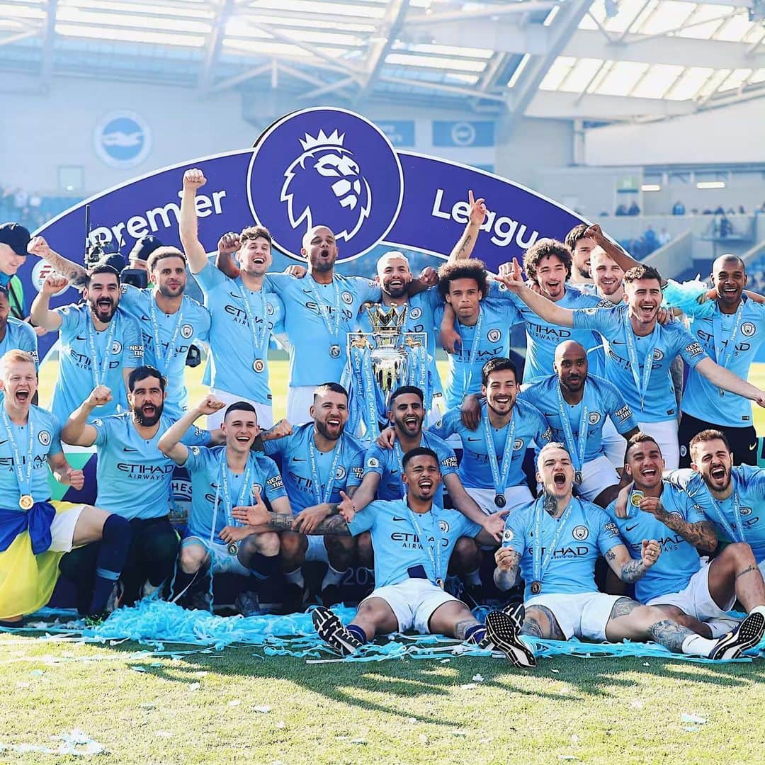 リヤド・マフレズのインスタグラム：「ALL 2GETHER 💙 @mancity 🙌🏼」