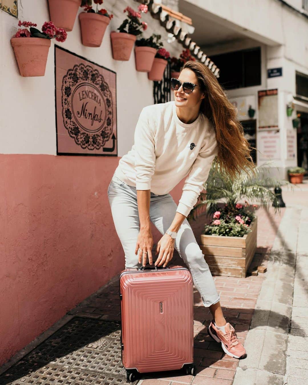 ズザンナ・ヤカボスのインスタグラム：「szeretitek a játékokat? itt egy👇🏻🙊 Utazz WizzAirrel és nyerj Samsonite bőröndöket! 🎰✈️🧳 Repülj WizzAirrel a képen látható városba, keress Te is egy olyan helyszínt, amiről könnyen felismerjük ezt a várost. Készíts egy selfie-t, és posztold az Instagram oldaladon #BornToGo hashtaggel. Hamarosan érkeznek az újabb helyszínek. A posztolók között összesen 20 db Samsonite Neopulse Lifestlye Spinner kabin bőrönd talál gazdára. Hajrá! Játékszabályzat: https://www.familyholiday.hu/#/wizzairsamsonite-jtk/」