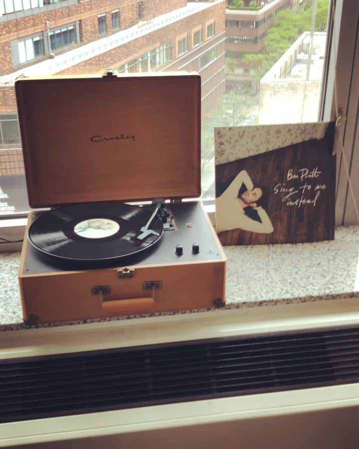 ベン・プラットのインスタグラム：「my first album on vinyl」