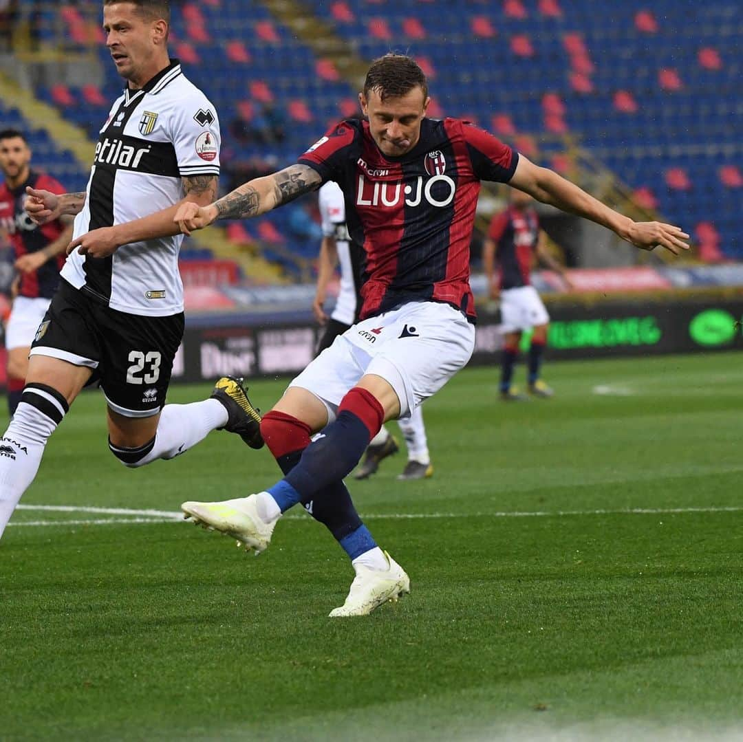 ボローニャFCさんのインスタグラム写真 - (ボローニャFCInstagram)「Ancora 4️⃣5️⃣ minuti ⏱ FORZA ❤️💙 #WeAreOne」5月14日 3時05分 - officialbolognafc