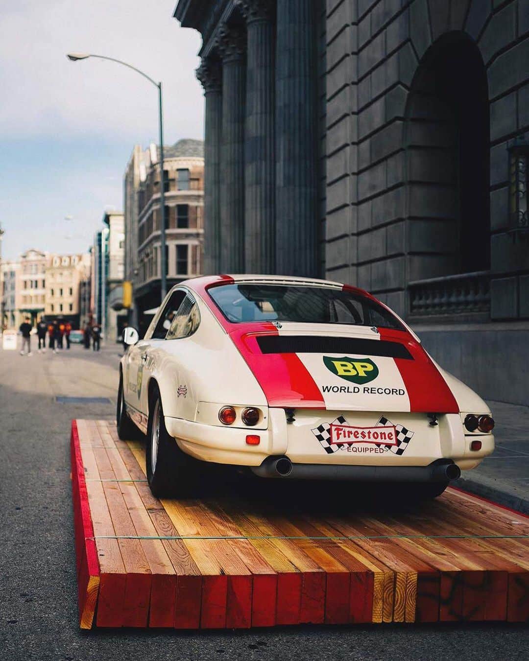 Porscheさんのインスタグラム写真 - (PorscheInstagram)「Check out the recap of the stunning 6th. Luftgekühlt-Event. The cineast scenery of Hollywood was the perfect spot to show some of the most iconic Porsche models around last weekend. #Luft6 #luftgekühlt #Porsche」5月14日 3時07分 - porsche