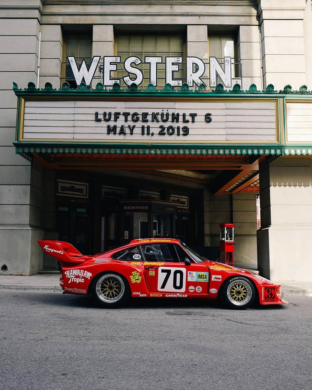 Porscheさんのインスタグラム写真 - (PorscheInstagram)「Check out the recap of the stunning 6th. Luftgekühlt-Event. The cineast scenery of Hollywood was the perfect spot to show some of the most iconic Porsche models around last weekend. #Luft6 #luftgekühlt #Porsche」5月14日 3時07分 - porsche