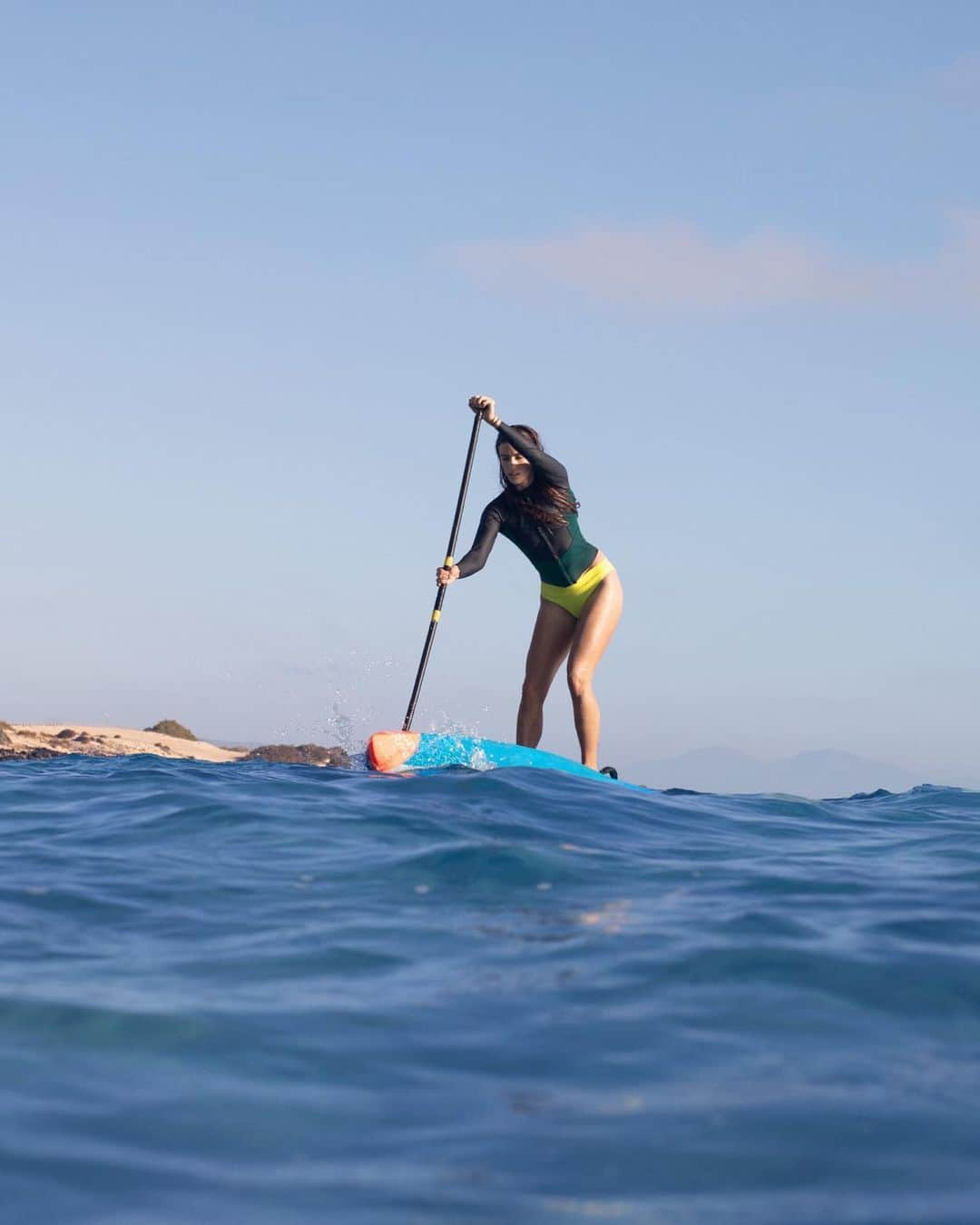 Oyshoさんのインスタグラム写真 - (OyshoInstagram)「Keep paddling, it’s out there | New Watersports Collection available at @oysho_sport #paddleboard」5月14日 3時11分 - oysho