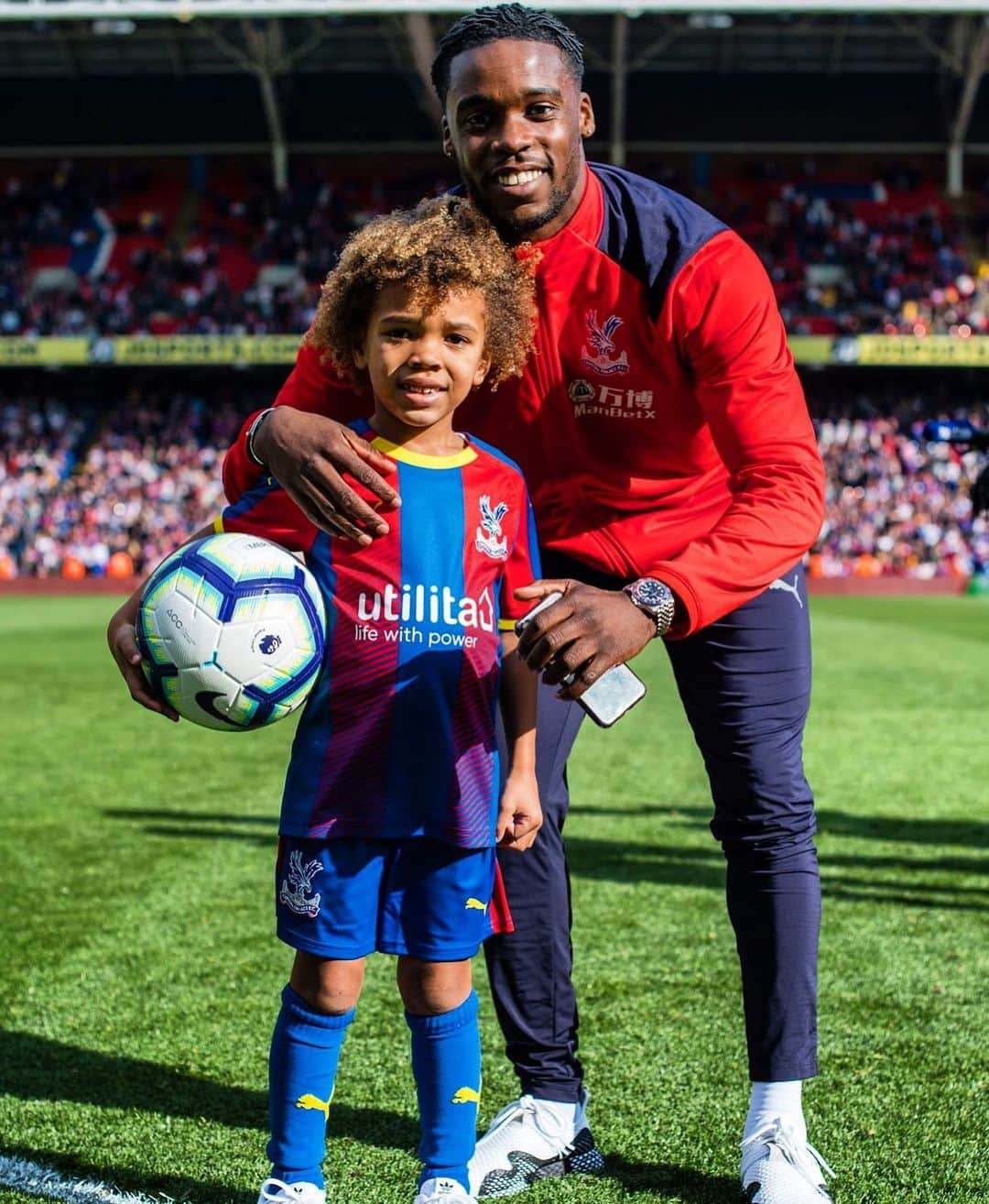 ジェフ・シュルップのインスタグラム：「Another season finished☑️ ! Thank you for the great support all year round it’s been amazing! See you all again next season. ❤️💙 #cpfcfamily」