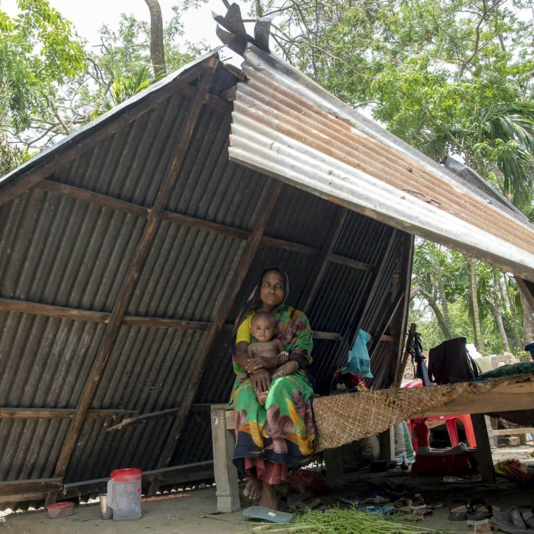 unicefさんのインスタグラム写真 - (unicefInstagram)「#CycloneFani has torn apart lives in Bangladesh, leaving thousands homeless and in need of urgent aid.  We are on the ground supporting affected families. © UNICEF/UN0310419/Asad/AFP Services」5月14日 3時20分 - unicef