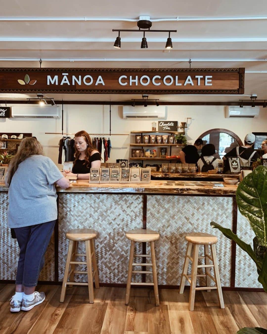 春名亜美さんのインスタグラム写真 - (春名亜美Instagram)「先日カイルアの @manoachocolate へ🍫 お店に入った瞬間、濃厚なチョコレートの香り！ ここのチョコレートはカカオ豆からチョコレートになるまで、全て手作りだそう🙌🏻 種類も多くて、パッケージもお洒落🍫 ・ ・ ・ #manoachocolatefactory #manoachocolate #Hawaii #kailua #ハワイ #カイルア #子連れハワイ #マノアチョコレート」5月14日 8時52分 - amiharunaami