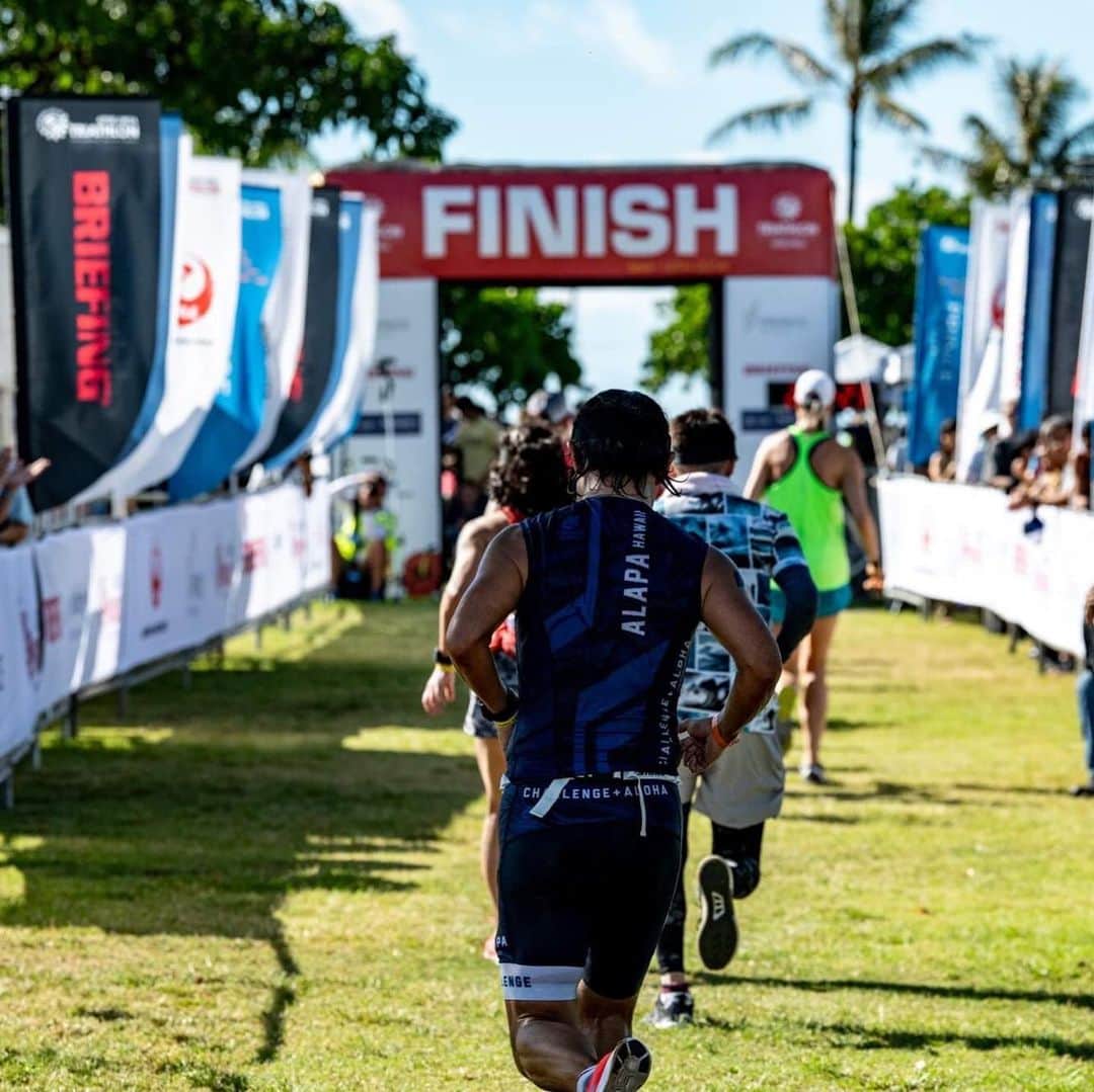 本田直之さんのインスタグラム写真 - (本田直之Instagram)「Honolulu Triathlon & Surf  11回目の出場となったホノトラ。 世界中いろんなレースに出てるけど、ここまで素晴らしい環境で、そして楽しくトライアスロンができるのはなかなか無い。 初心者の人でも楽しめるレースなので、来年は是非！！ この時期波もいいのでトライアスロンとサーフィンセットで楽しめます。 今回はBRIEFINGの撮影もかねて。 Photo by @briefing_official  #briefing #honolulutriathlon #triathlon #surfing #vaporfly #nikerunning #specialized #トライアスロン #ホノルルトライアスロン #athlonia #alapa」5月14日 3時25分 - naohawaii