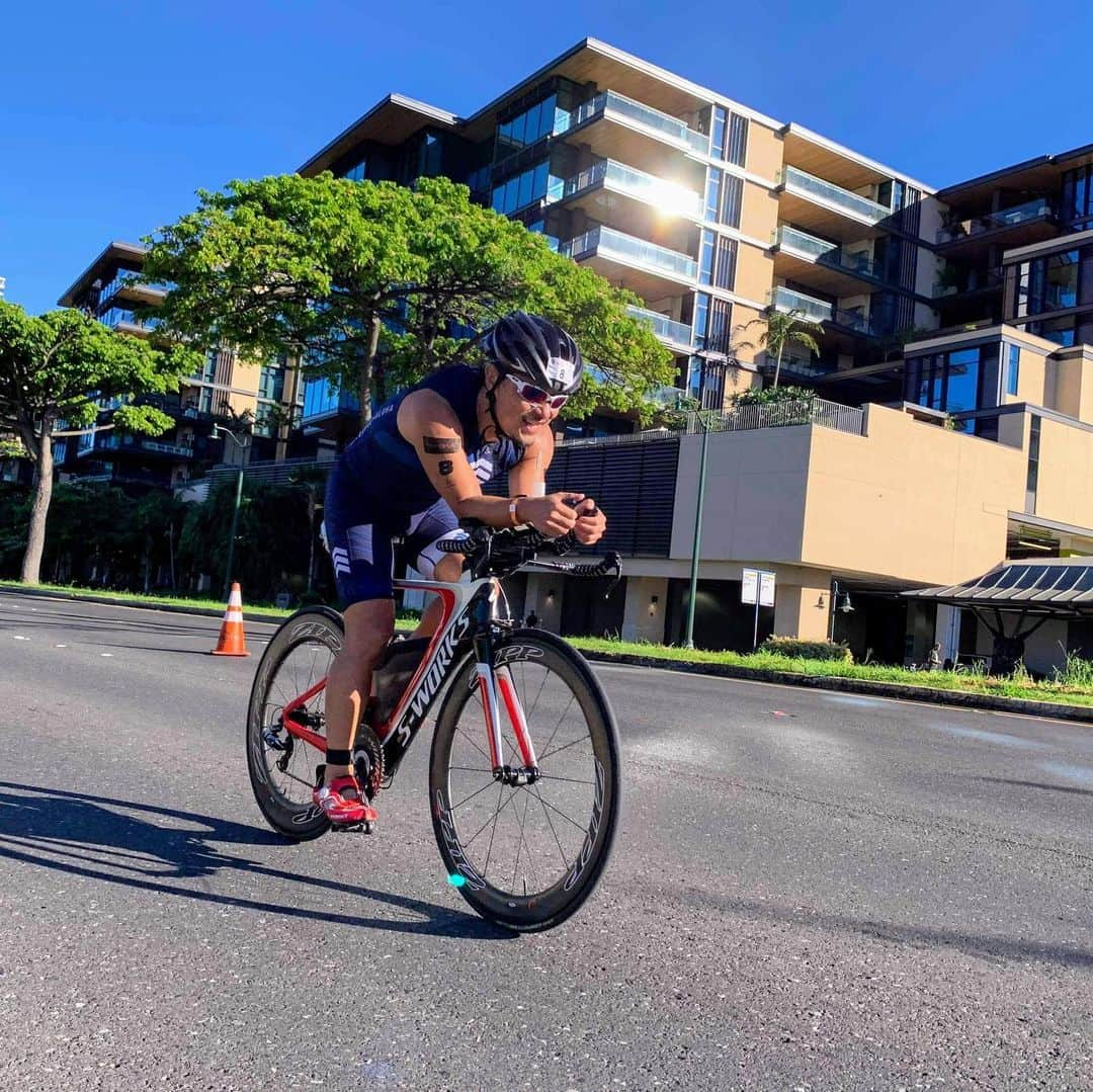 本田直之さんのインスタグラム写真 - (本田直之Instagram)「Honolulu Triathlon & Surf  11回目の出場となったホノトラ。 世界中いろんなレースに出てるけど、ここまで素晴らしい環境で、そして楽しくトライアスロンができるのはなかなか無い。 初心者の人でも楽しめるレースなので、来年は是非！！ この時期波もいいのでトライアスロンとサーフィンセットで楽しめます。 今回はBRIEFINGの撮影もかねて。 Photo by @briefing_official  #briefing #honolulutriathlon #triathlon #surfing #vaporfly #nikerunning #specialized #トライアスロン #ホノルルトライアスロン #athlonia #alapa」5月14日 3時25分 - naohawaii