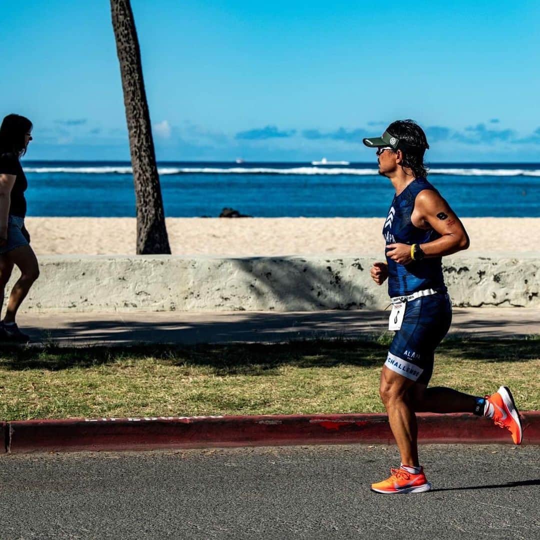 本田直之のインスタグラム：「Honolulu Triathlon & Surf  11回目の出場となったホノトラ。 世界中いろんなレースに出てるけど、ここまで素晴らしい環境で、そして楽しくトライアスロンができるのはなかなか無い。 初心者の人でも楽しめるレースなので、来年は是非！！ この時期波もいいのでトライアスロンとサーフィンセットで楽しめます。 今回はBRIEFINGの撮影もかねて。 Photo by @briefing_official  #briefing #honolulutriathlon #triathlon #surfing #vaporfly #nikerunning #specialized #トライアスロン #ホノルルトライアスロン #athlonia #alapa」