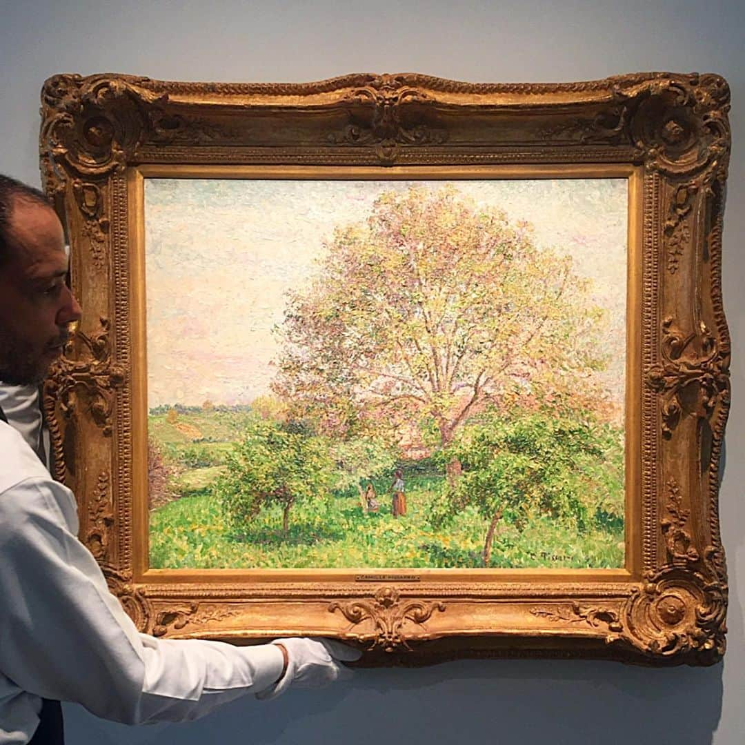 サザビーズさんのインスタグラム写真 - (サザビーズInstagram)「Painted in 1894, Camille Pissarro’s ‘Le Grand noyer ya printemps, Éragny’ is a wonderfully rich and atmospheric depiction of a large nut tree near the artist’s house in Éragny, France. The artist and his family moved to the town in the spring of 1884, and Pissarro was delighted by the tranquility and endless inspiration of his new environment. In particular, the nut tree is depicted by Pissarro in all four seasons and it’s growth can be traced throughout the artist’s years in the small village. Visit 1334 York Avenue today through tomorrow at 1pm to view this beautifully-textured canvas, ahead of our Impressionist &  Modern Art Evening Sale on 14 May in #NYC. 🥜🌳#SothebysImpMod #SothebysBreakingGround」5月14日 3時38分 - sothebys