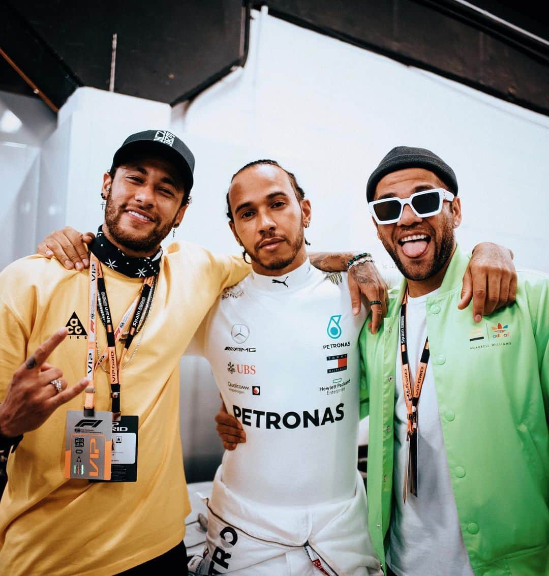 ルイス・ハミルトンさんのインスタグラム写真 - (ルイス・ハミルトンInstagram)「Pre-race catch up ⚽️🙌🏾🔥 @danialves @neymarjr」5月14日 3時43分 - lewishamilton