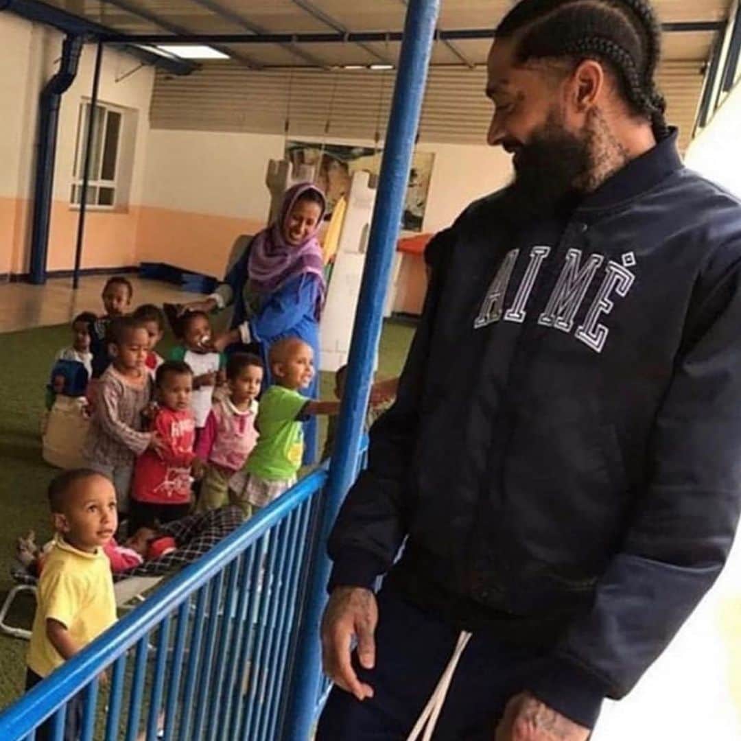 ゲームのインスタグラム：「Live to inspire. Understand that the future will be in the care of our youth. Look at the exchange of energy between Nip & this child. It’s like the baby knew he was in the presence of a KING. And nip was just exuding the true nature of his pure heart. What seems simple can sometimes shift & re-shape the world. As adults it’s our responsibility to give them as much love, education & nourishment as we possibly can. We can’t base it on our own childhoods because some of us didn’t have the best experiences when we were younger but if you made it to this point, you are a jewel no matter the conditions in which you woke. All it takes to succeed in life is to be blessed to see the day... Appreciate the gift of life & conquer the day. Sometimes it takes work, dedication & can be time consuming but if you start now, tomorrow you will be one day closer to achieving your dreams. Nothing on earth is unattainable & there is no height we cannot reach. Let my life be a testament of possibility as most know I too come from a humbled beginning as most of us do, but that is what gives us our strength & makes us who we are. The imperfect perfection. We are all God’s gift to the earth..... even the ones that are fueled by negativity & hate. It’s not too late for them either. Today is a day of appreciation. No it’s not a holiday but it should be as everyday we are blessed to see it.... For life itself should be ones greatest joy & never taken for granted. Every moment a child is born, a seed of new hope is planted into the universe that will one day grow & contribute to our existence. We were also those seeds...... understand the beauty in who we are & continue to grow no matter your current situation. I love & believe in you..... look yourself in the mirror & recognize that you are pure GOLD, then go get it !!! #TheMarathonContinues 🏁 #OneNipPostADayTiliFadeAway」