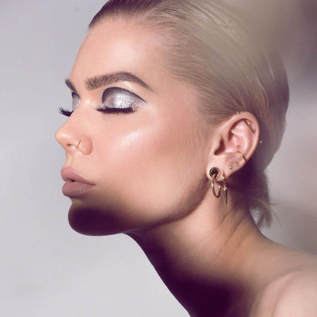 Linda Hallbergさんのインスタグラム写真 - (Linda HallbergInstagram)「Silver Eyelids 🌪 Are you a silver or gold person? #lindahallberg #mua #makeup」5月14日 4時05分 - lindahallberg