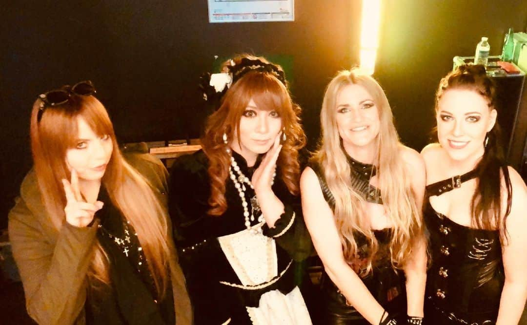 HIZAKIさんのインスタグラム写真 - (HIZAKIInstagram)「Jupiter Zeus Tour-Europe- Paris 公演間もなく！  今回のツアー女子同士で🧸 #Jupiter #HIZAKI #SEASONOFGHOSTS #Sophia #AETERNITAS #Julia #Anja」5月14日 3時59分 - hizaki_official