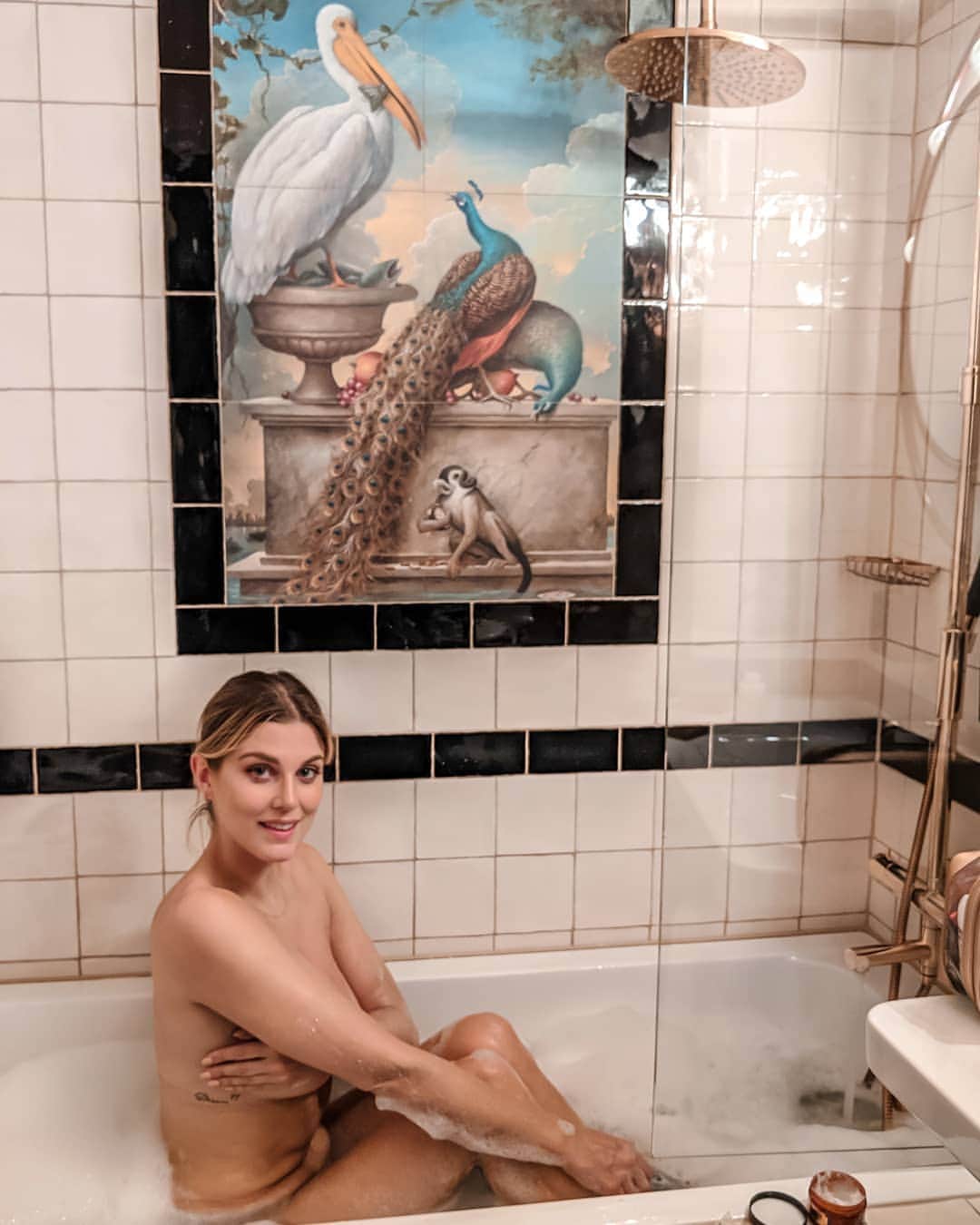 Ashley Jamesさんのインスタグラム写真 - (Ashley JamesInstagram)「Splish splash I was taking a bath. 💦 A combination of travelling a lot and being injured has left me a lil less toned than I usually am, but am I less able of having fun? No. I've had the best few months of my life. Do I still feel desirable? Absolutely yes. Does anyone around me notice the difference? Probably not. Is it absolutely normal for people to have rolls? Abso-bloody-lutely. ❣️ The funny thing is, most people won't look at this and think anything negative about my body at all. I think it's why it's worth being mindful of the energy you put out when talking about insecurities. (Although you should ALWAYS talk to loved ones about this, they will always pick you up! I mean more don't feel the need to do it to strangers). Pointing out your perceived flaws about your appearance draws people's attention to things they wouldn't necessarily see or notice. But I just wanted to make the point that it's normal to beat yourself up or have low days some days. Self-love is a journey and no one loves themselves all the time. I've felt a bit out of sorts as I've been letting my natural hair grow out to get it healthy, and because the travelling has left me out of a routine with eating, exercise, my nails are grown out etc. It's easy to let self-loathing take over and project it onto the outside. Remind yourself you are beautiful and worthy, and don't let your own perceptions knock your confidence or make you settle for anything other than what you deserve. ❣️ I'm looking forward to getting back into a healthy routine with food and exercise, I just want to remind you (as much as myself), not to let your perception of your body prevent you from living your life and having fun. We're all going to look back in a few years and wish we were grateful for the body we had now. We're all worthy of love, fun, and desire HOWEVER we look for whatever reason. And also just a reminder that this same body can be in a different position and look toned. 💁🏼‍♀️ Also, I really need to copy these bathroom interiors. Now that I'm leaving for the airport, I'll show you how amazing our hotel @haymarketbyscandic was on my stories. 🇸🇪 #selflove #stockholm #bathroomgoals」5月14日 4時03分 - ashleylouisejames
