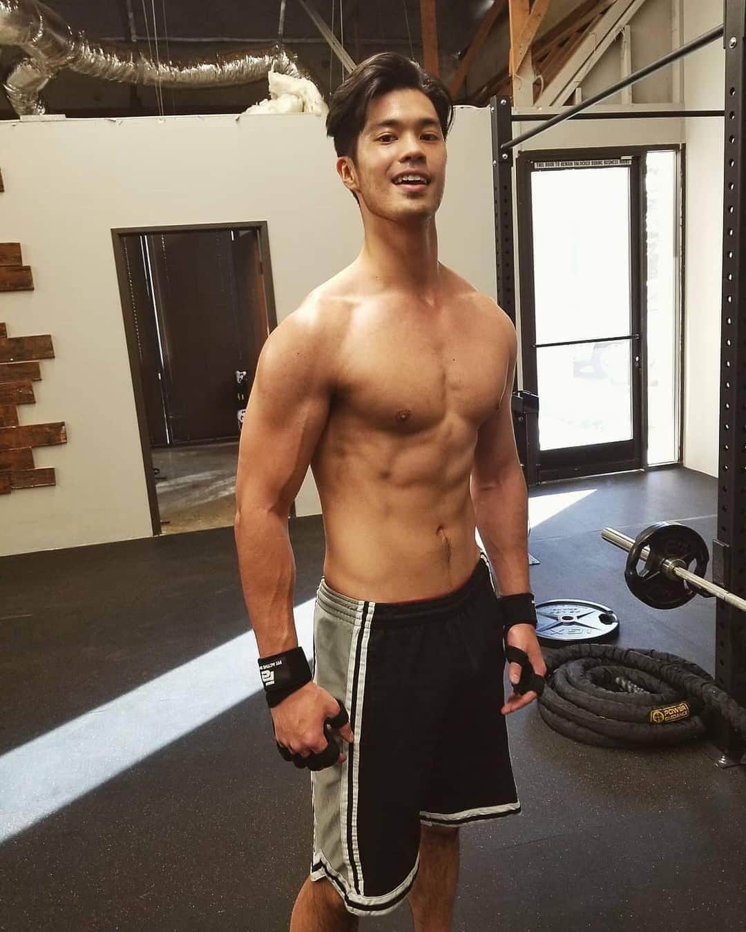 E! Onlineさんのインスタグラム写真 - (E! OnlineInstagram)「There are 13 reasons why we needed this motivation, but we'll give you one: It's Monday. (📷: @rossbutler)」5月14日 4時17分 - enews