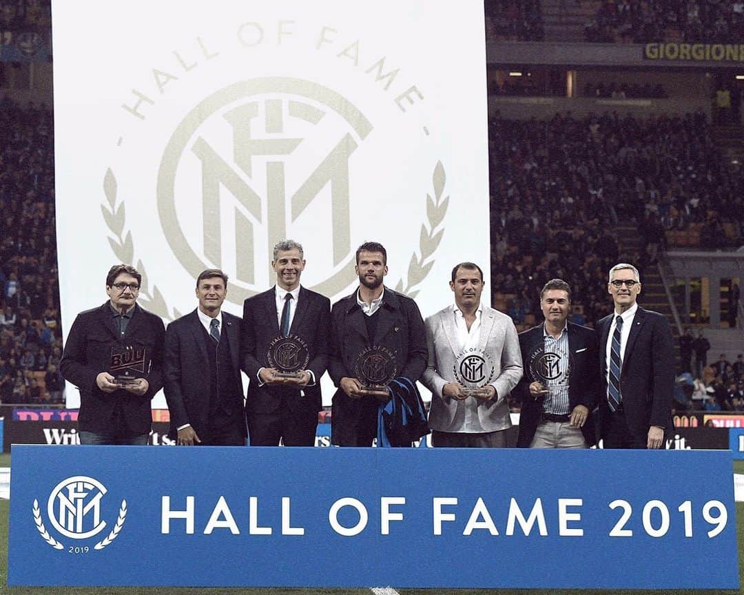 インテルナツィオナーレ・ミラノさんのインスタグラム写真 - (インテルナツィオナーレ・ミラノInstagram)「INTER HALL OF FAME 2019 🥇🏆⚫️🔵 #Inter #ForzaInter #InterForever #InterHallOfFame #Toldo #Facchetti #Stankovic #Meazza #Legends #History #Football」5月14日 4時18分 - inter
