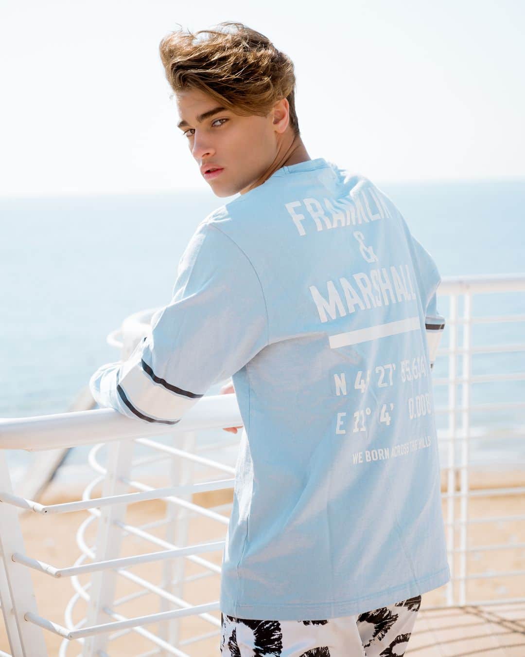 フランクリン&マーシャルのインスタグラム：「Feel free to be yourself by F&M.  #franklinandmarshall #fashion #fashionformen #outfit #outfitformen #ss19 #newseason #newcollection #summer #highsummer #style #cool #colour #attitude #details #mood #blue #white #detals #free #sporty」