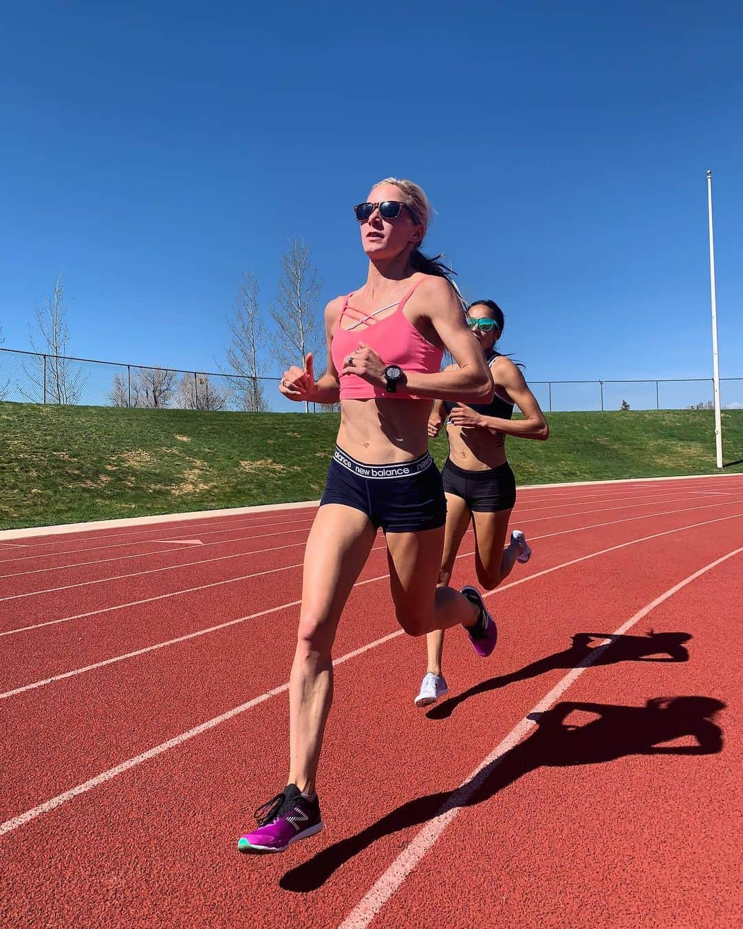 エマ・コバーンさんのインスタグラム写真 - (エマ・コバーンInstagram)「Our version of Follow The Leader.....Follow The Blonde Ponytail 👱🏻‍♀️ I’m pacing the 5,000m at Oxy on Thursday and @aishapraughtleer is racing. She just has to follow the blonde ponytail and she’ll be good to go 👍🏻 solid workout this morning prepping for the race. . . . . . I’m wearing the @newbalance @nbrunning Hanzo #7771feet #altitudecamp #likeaboss #pacing #teamwork #workworkworkworkwork #followtheleader」5月14日 4時32分 - emmacoburn