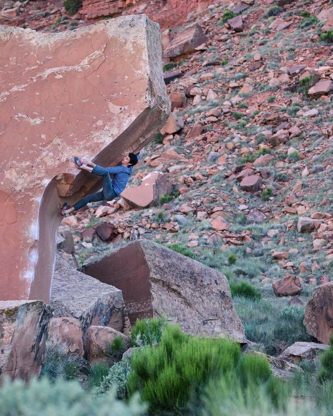 ポール・ロビンソンのインスタグラム：「#Utah never disappoints and this has to be one of the most epic and best boulders I have ever done! “Best in Show” aka “Air wolf” 🐺 super committing up high on this one. Thankful for my @asanaclimbing pads below. What an amazing weekend with 📸 @punkaca and @bendingthelight  #bouldering」