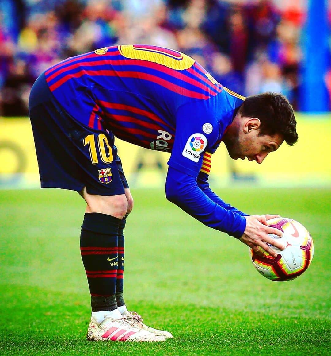 LFPさんのインスタグラム写真 - (LFPInstagram)「@leomessi and his best friend! 😍⚽️ • #Messi #LaLiga #LaLigaSantander #Barça」5月14日 4時35分 - laliga