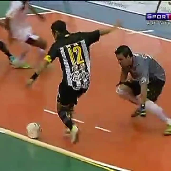 アレッサンドロ・ローザ・ヴィエイラのインスタグラム：「VÍDEO- Gol de letra pelo @santosfc em 2011,valorizado pois foi no atual melhor goleiro do mundo @guitta.14 ! 👑#OREI 👑 #Evitecomparações」