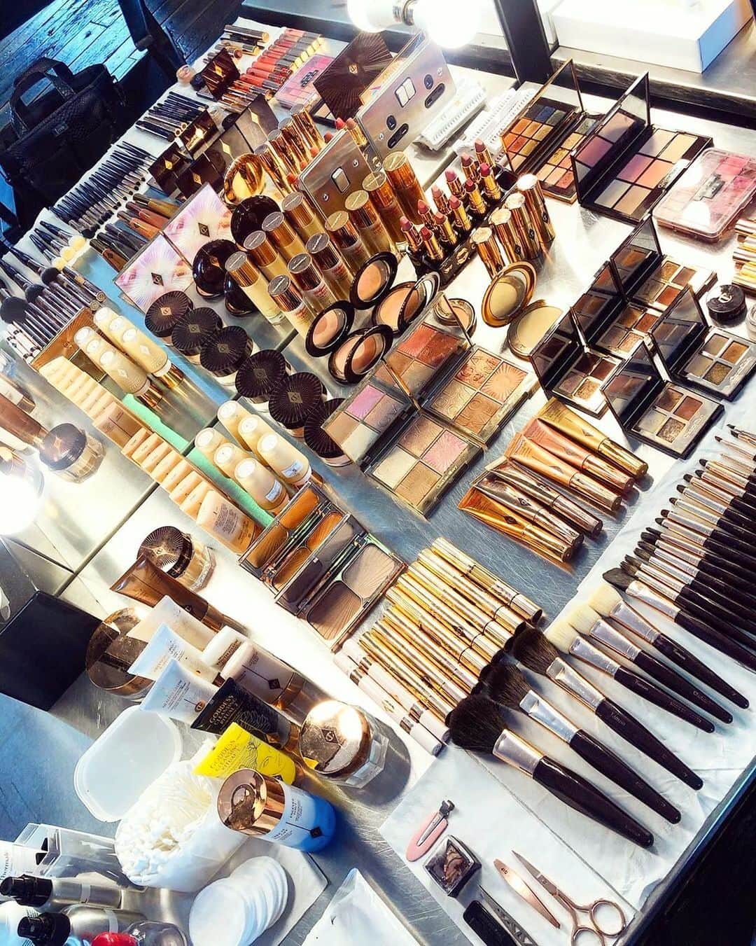 シャーロット・ティルベリーさんのインスタグラム写真 - (シャーロット・ティルベリーInstagram)「Darlings, #BTS of the ULTIMATE, GLOWING makeup setup by my incredible #TeamTilbury! 💖💄✨🤩 Don’t forget to share your DREAMY makeup setups with me using @ctilburymakeup and #CharlotteTilbury I love re-posting my favourites! 💋」5月14日 4時49分 - charlottetilbury