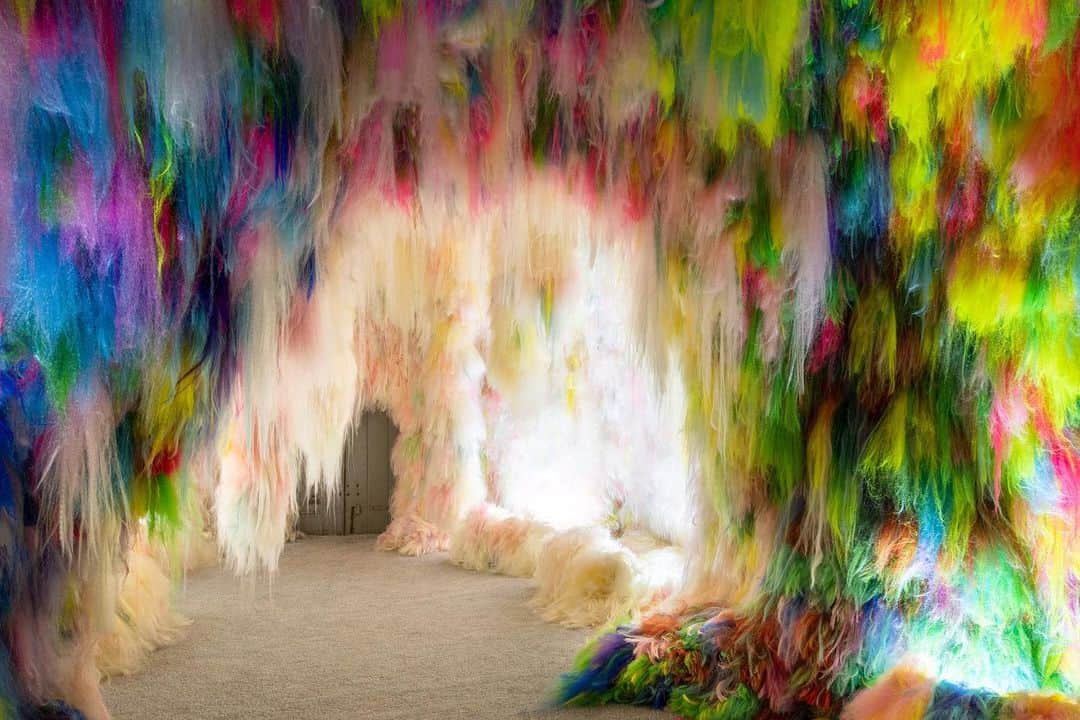 AnOther Magazineさんのインスタグラム写真 - (AnOther MagazineInstagram)「Meanwhile, in Venice... a surreal neon cave made from hair. Chromo Sapiens by @shoplifterart is a huge installation covered in technicolour tufts – with a soundtrack of heavy metal – in Iceland‘s pavilion. Head to the link in our bio to read our highlights from the @labiennale ➡⠀⠀ ⠀⠀ 📷 by @ugocarmeni_studio」5月14日 5時07分 - anothermagazine