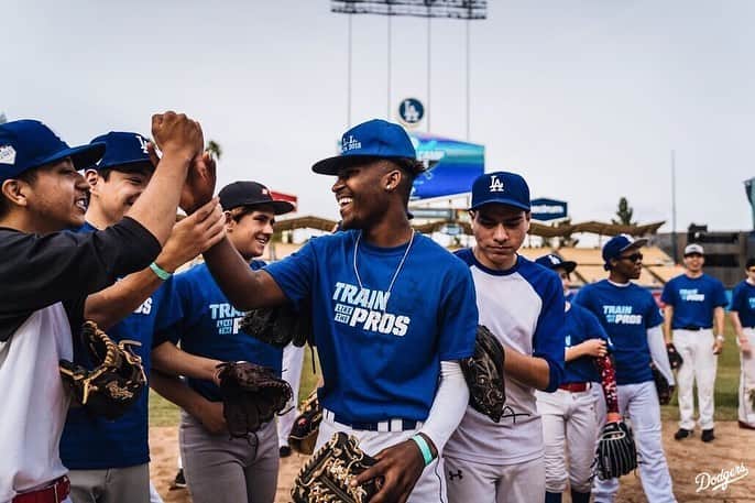 Los Angeles Dodgersさんのインスタグラム写真 - (Los Angeles DodgersInstagram)「Register your child for the Dodgers Summer Baseball Camps at Dodger Stadium! Campers will have the chance to play games on the field, take batting practice in the cage and more. Registration for the first session ends on June 9. Visit Dodgers.com/camps for more information.」5月14日 5時11分 - dodgers