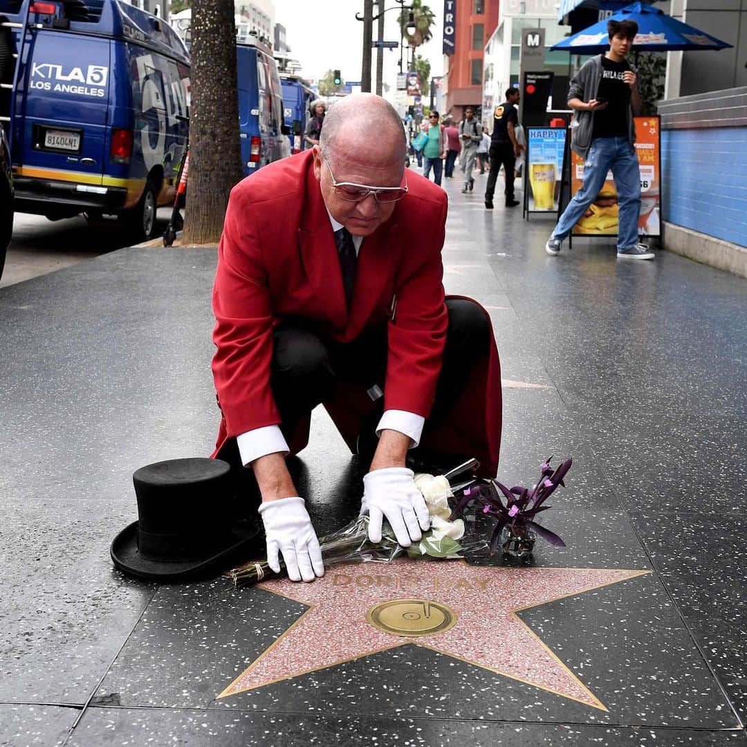 NBC Newsさんのインスタグラム写真 - (NBC NewsInstagram)「Gregg Donovan places flowers on the #Hollywood Walk of Fame star of legendary actress and singer #DorisDay, who died Monday. Day received two stars during her career — one in recording and the other for motion pictures. . 📷 Mark Rolston / @afpphoto」5月14日 5時11分 - nbcnews